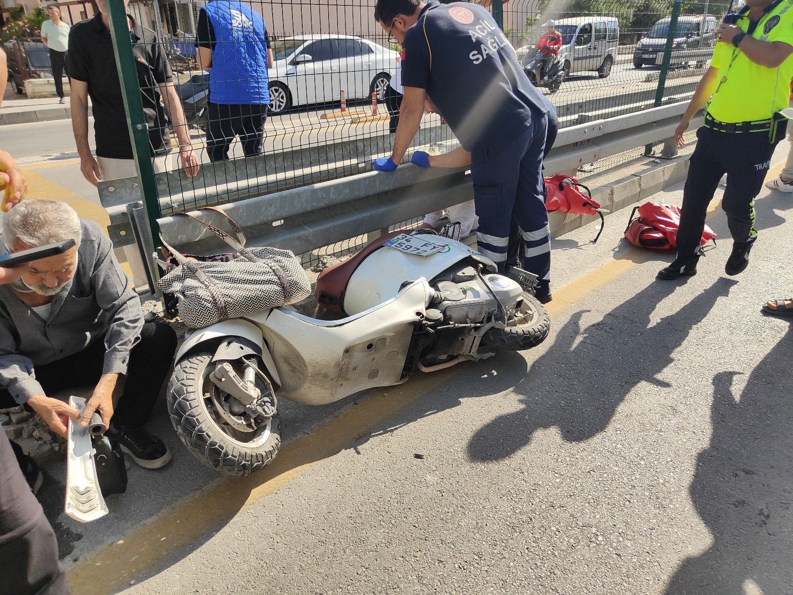 Yaya geçidini kullanan motosiklete servis aracı çarptı: 1’i ağır 2 yaralı