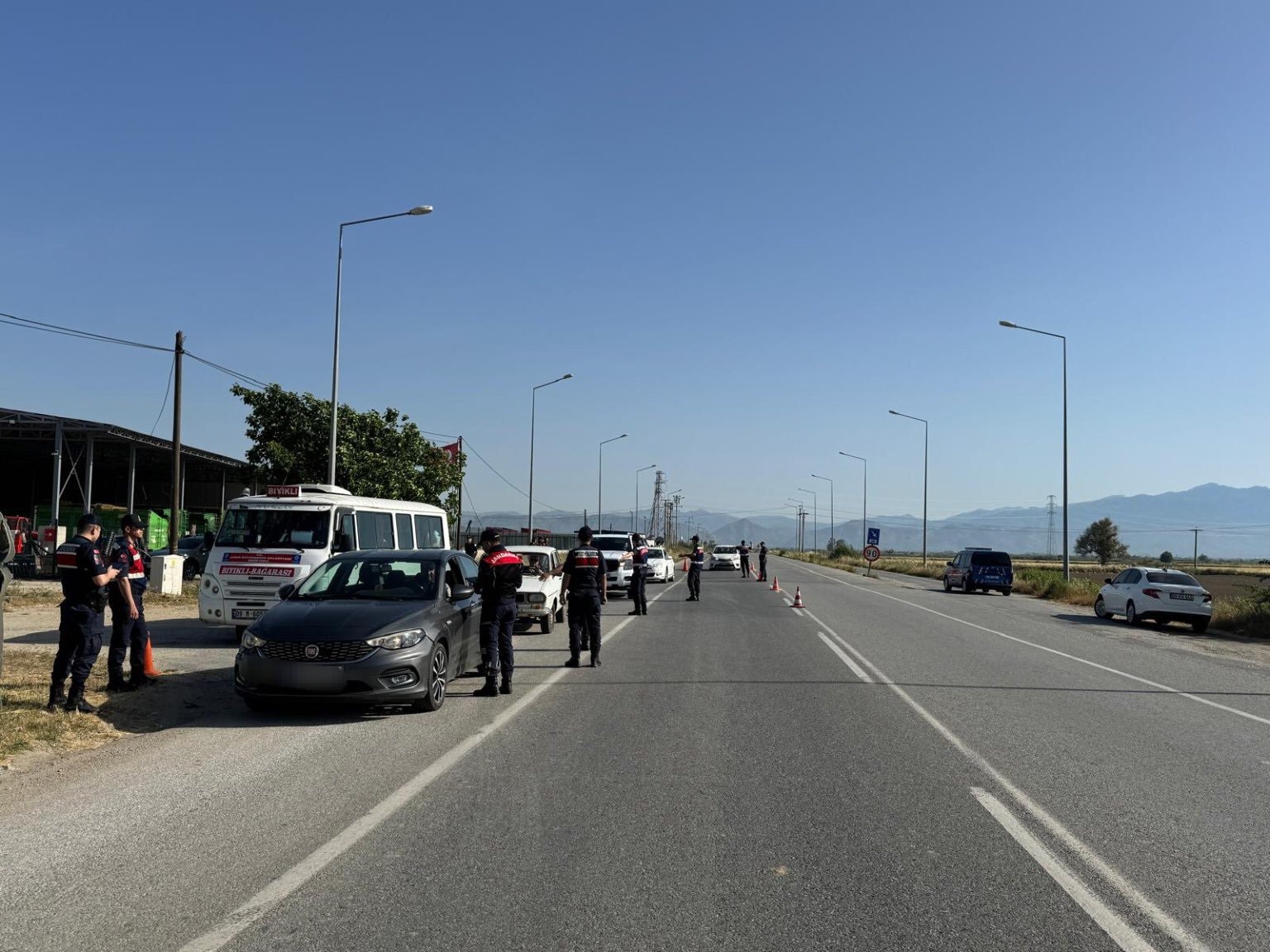 Kurallara uymayan 8 sürücü cezadan kaçamadı