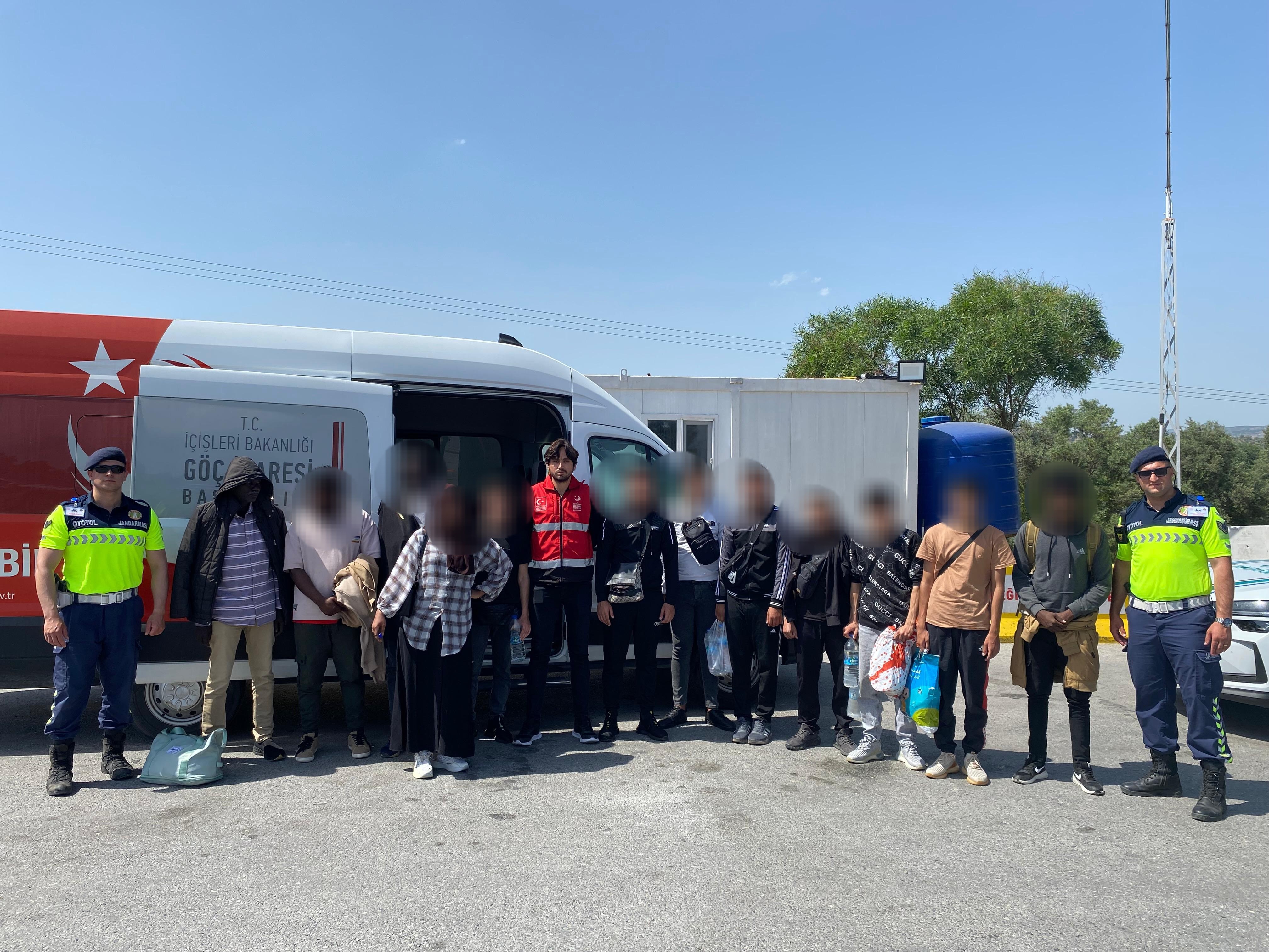 21 düzensiz göçmen, 2 organizatör yakalandı
