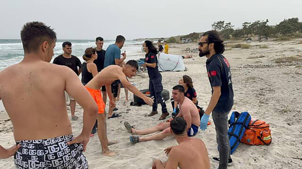 Denize giren genç boğuldu, arkadaşları sinir krizi geçirdi