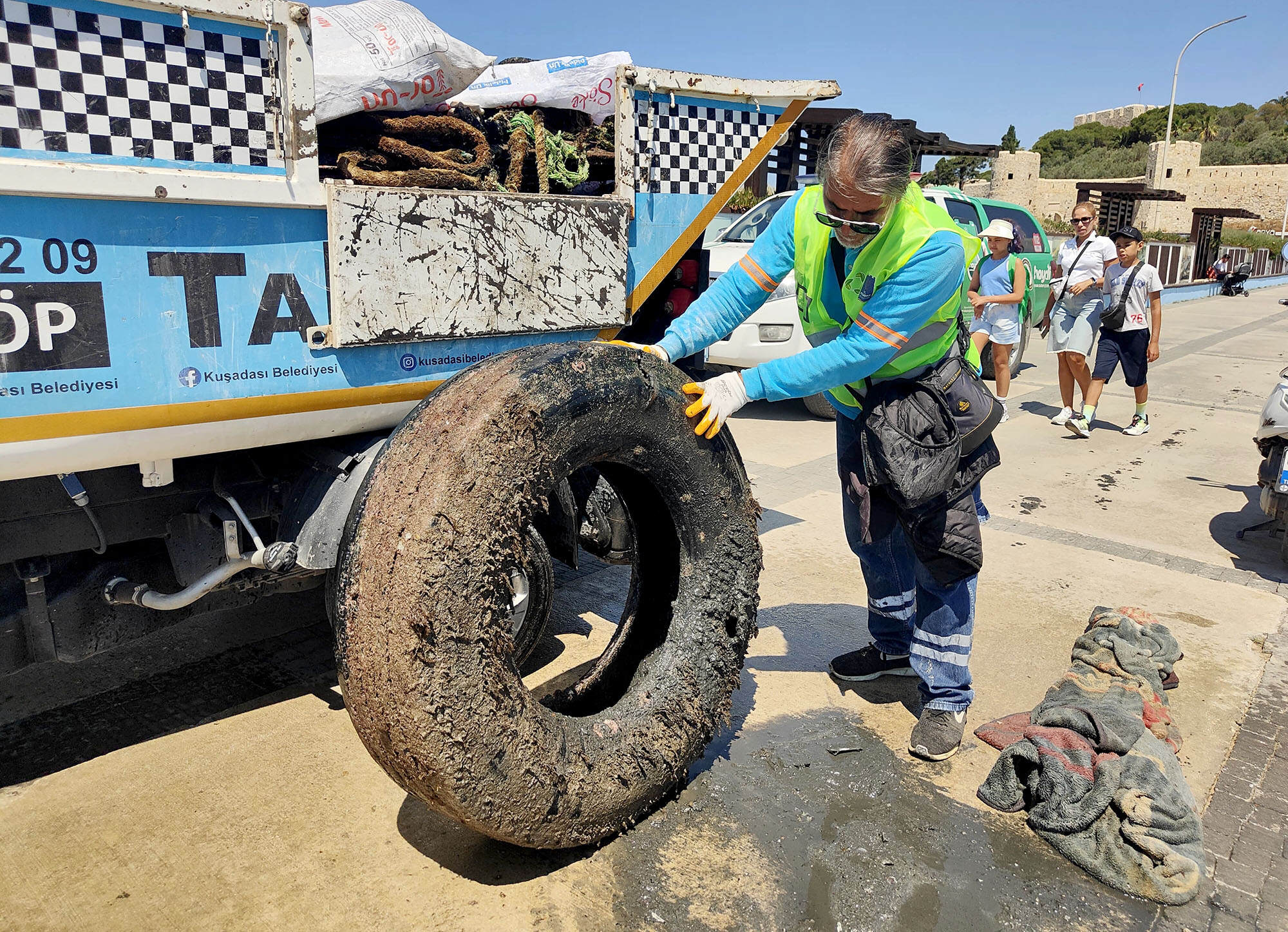 Kuşadası’nda denizden 628 kilogram katı atık çıkarıldı