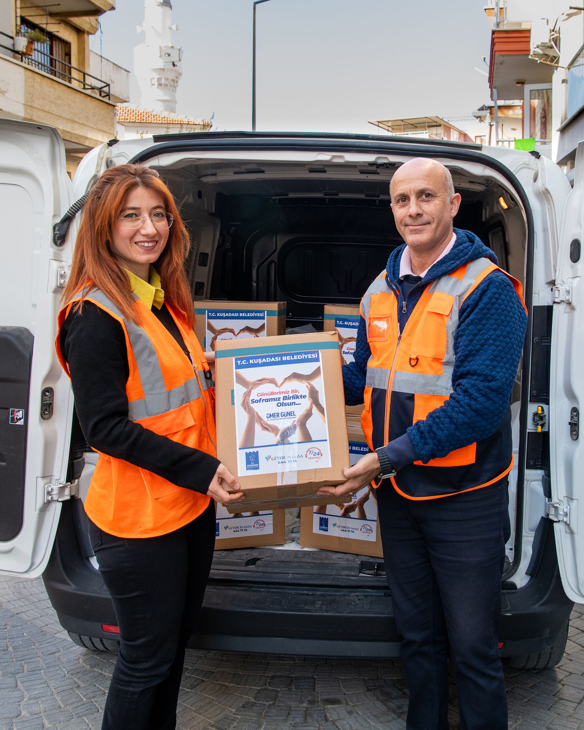 Kuşadası Belediyesi gıda kolisi desteğini sürdürüyor