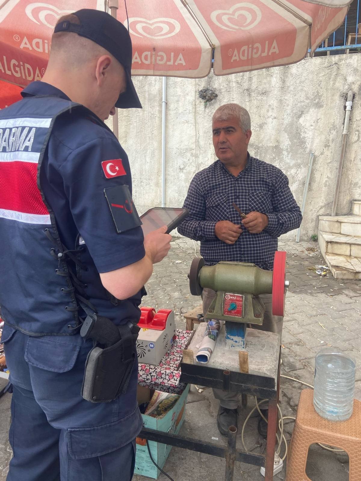 Jandarmadan pazarda hırsızlık ve sahte para denetimi