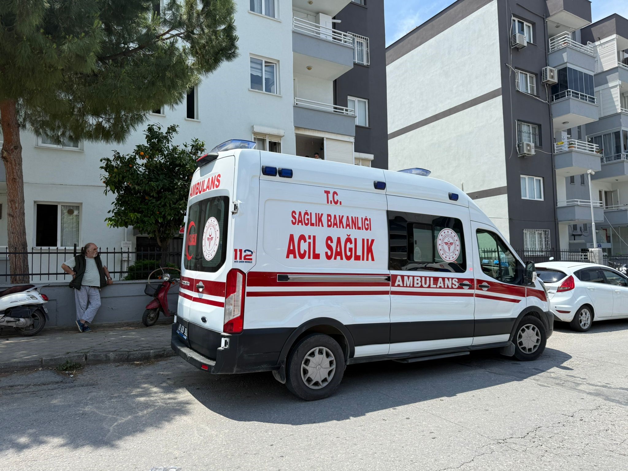 Bir kadın apartmanın girişinde ölü olarak bulundu