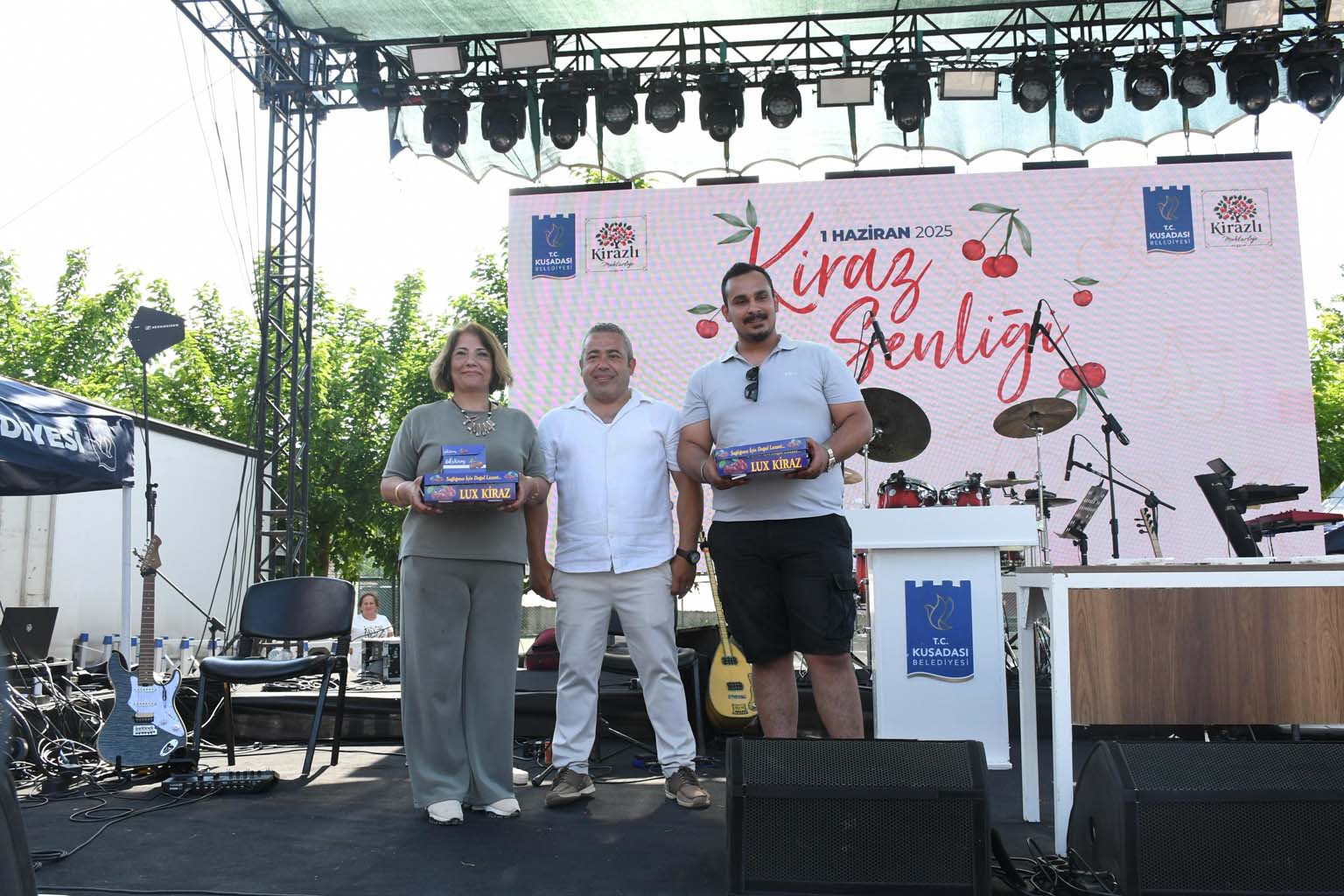 Kuşadası'nda kiraz şenliği coşkusu