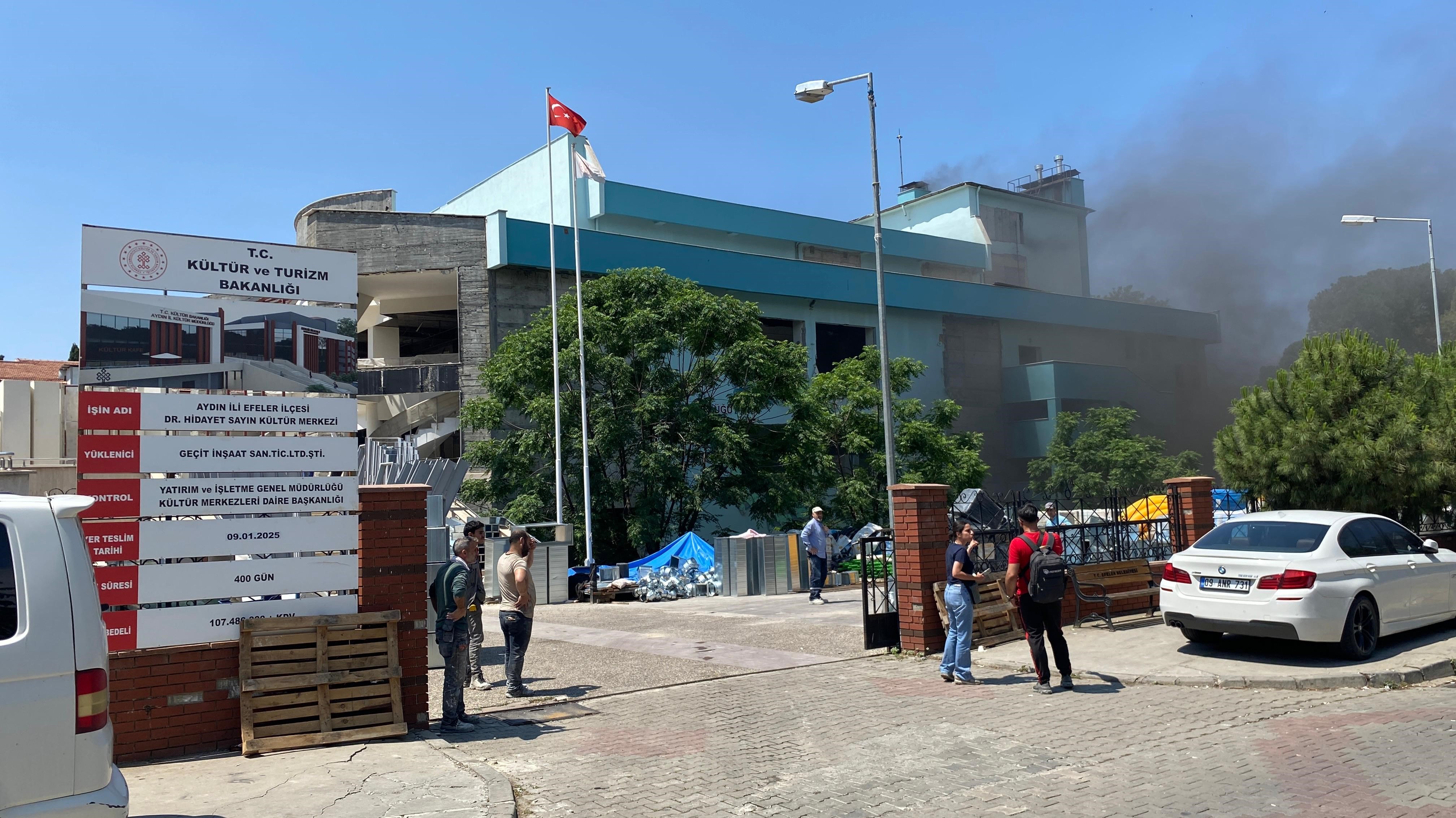 Kentin göbeğinden yükselen kara dumanlar panikletti