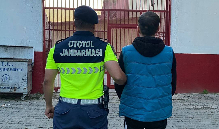 Düzensiz göçmenlerin arasına gizlenen şahıs suç makinesi çıktı