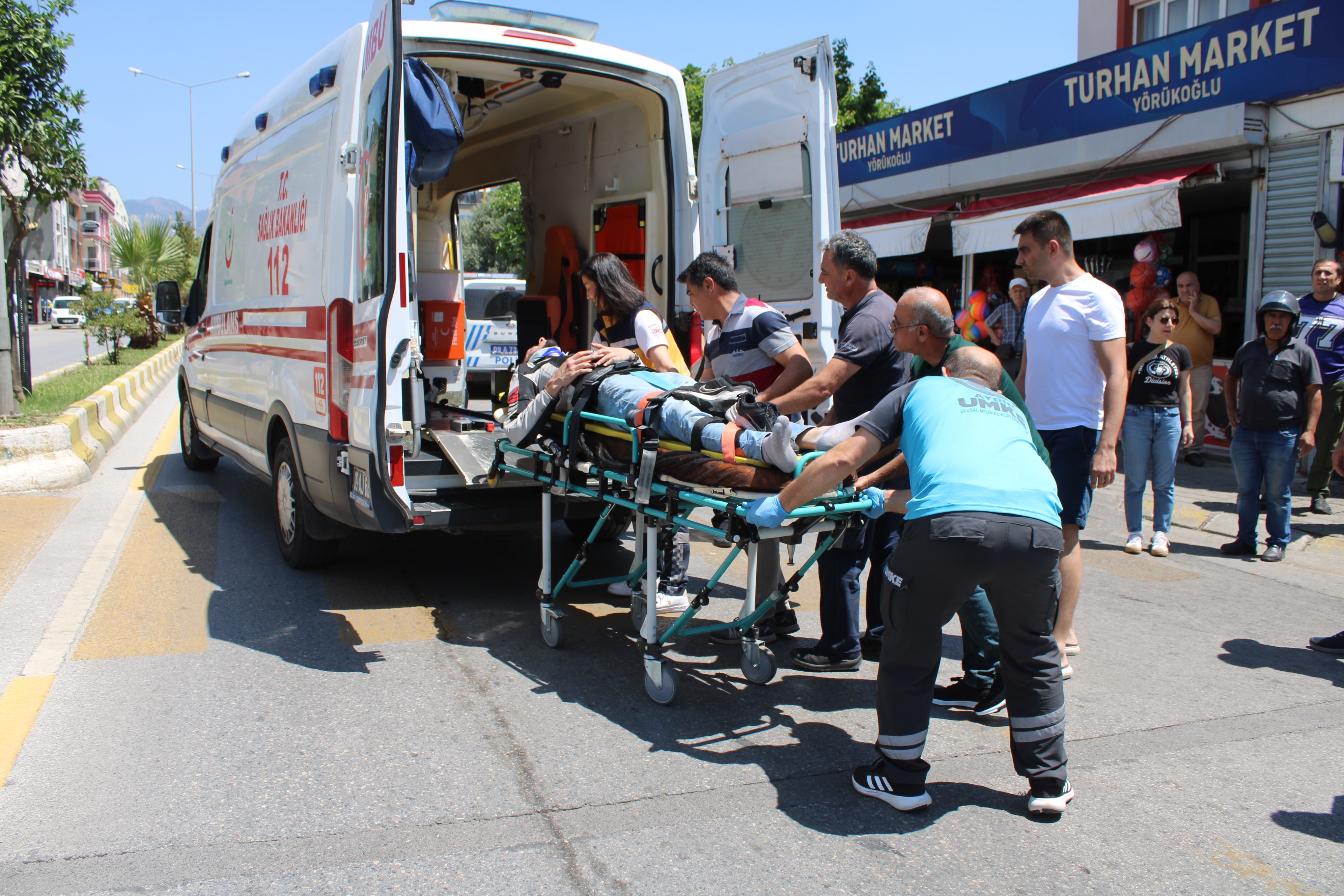 Refüje çarpıp savrulan motosiklet sürücüsü yaralandı