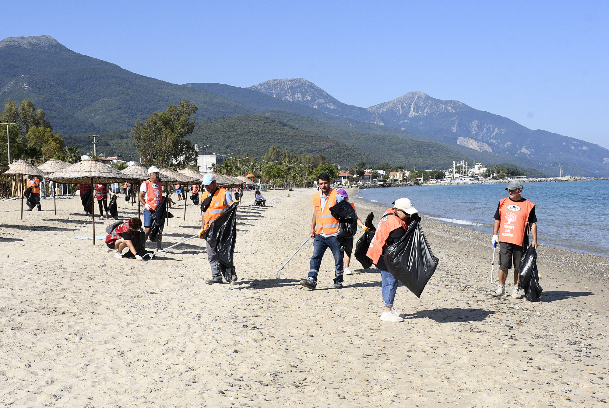Çevre gönüllülerinden Panionion Plajı’nda kıyı temizliği