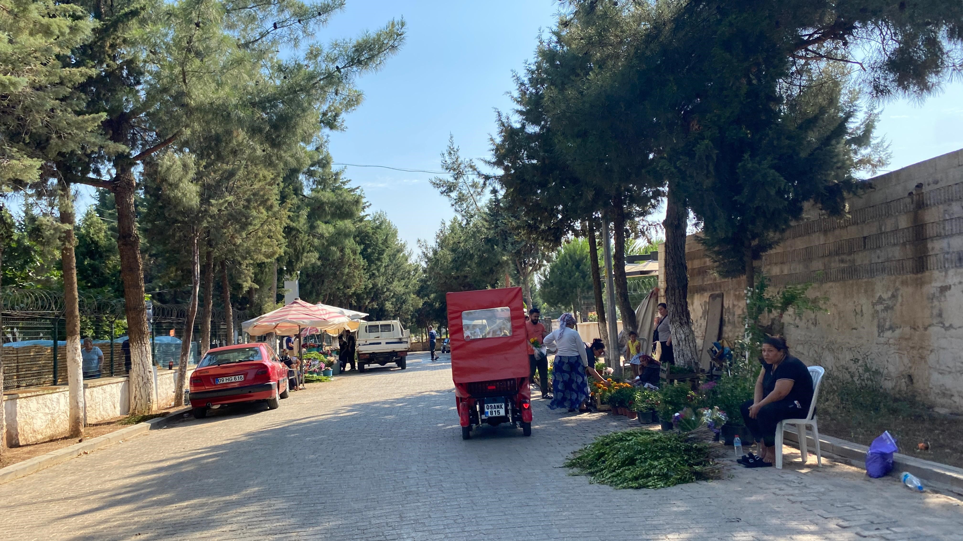 Sıcak hava kabir ziyaretlerini de etkiledi