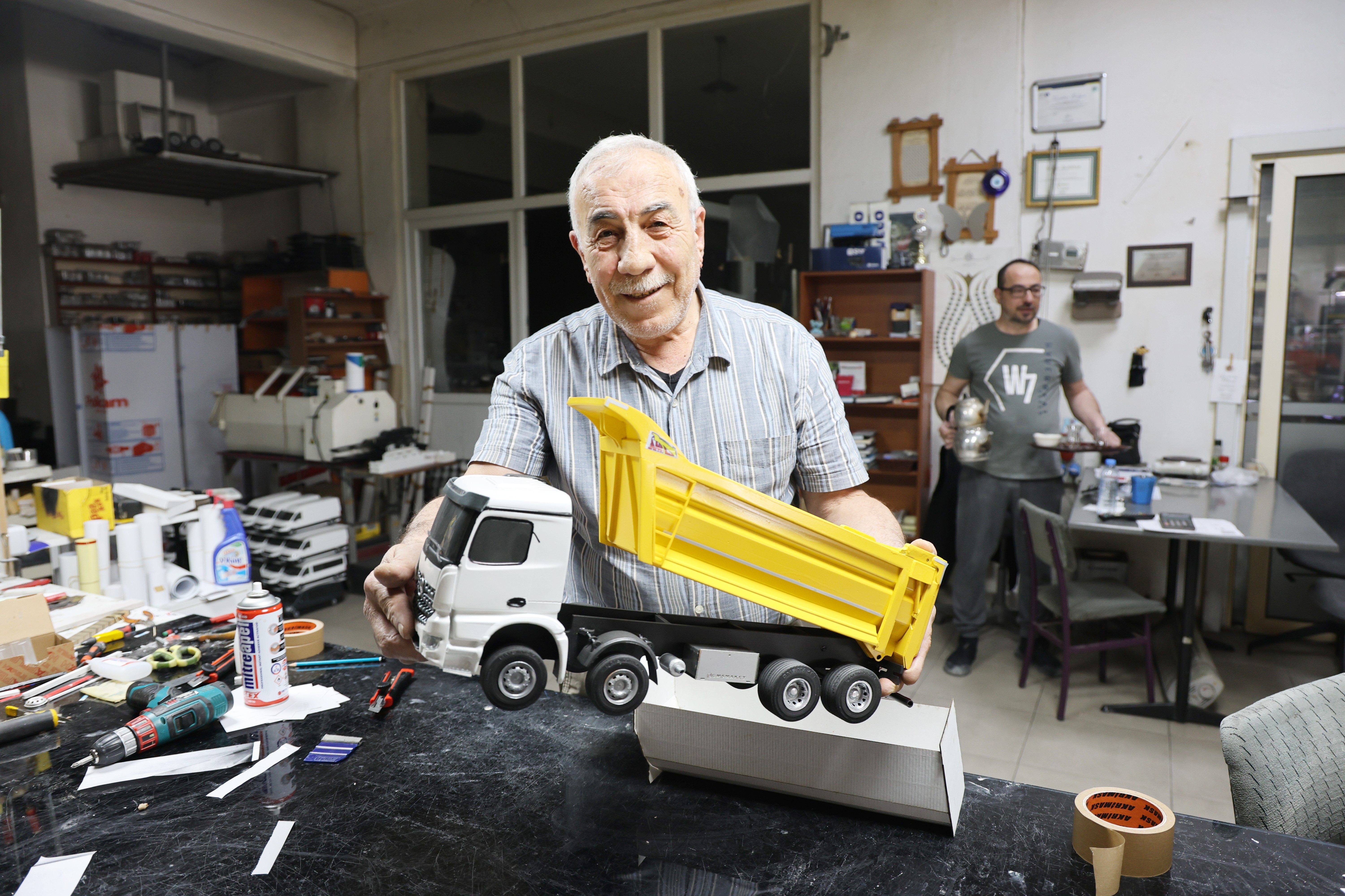 Hobisi ekmek kapısına dönüştü, el yapımı maket araçlar dünyaya açıldı