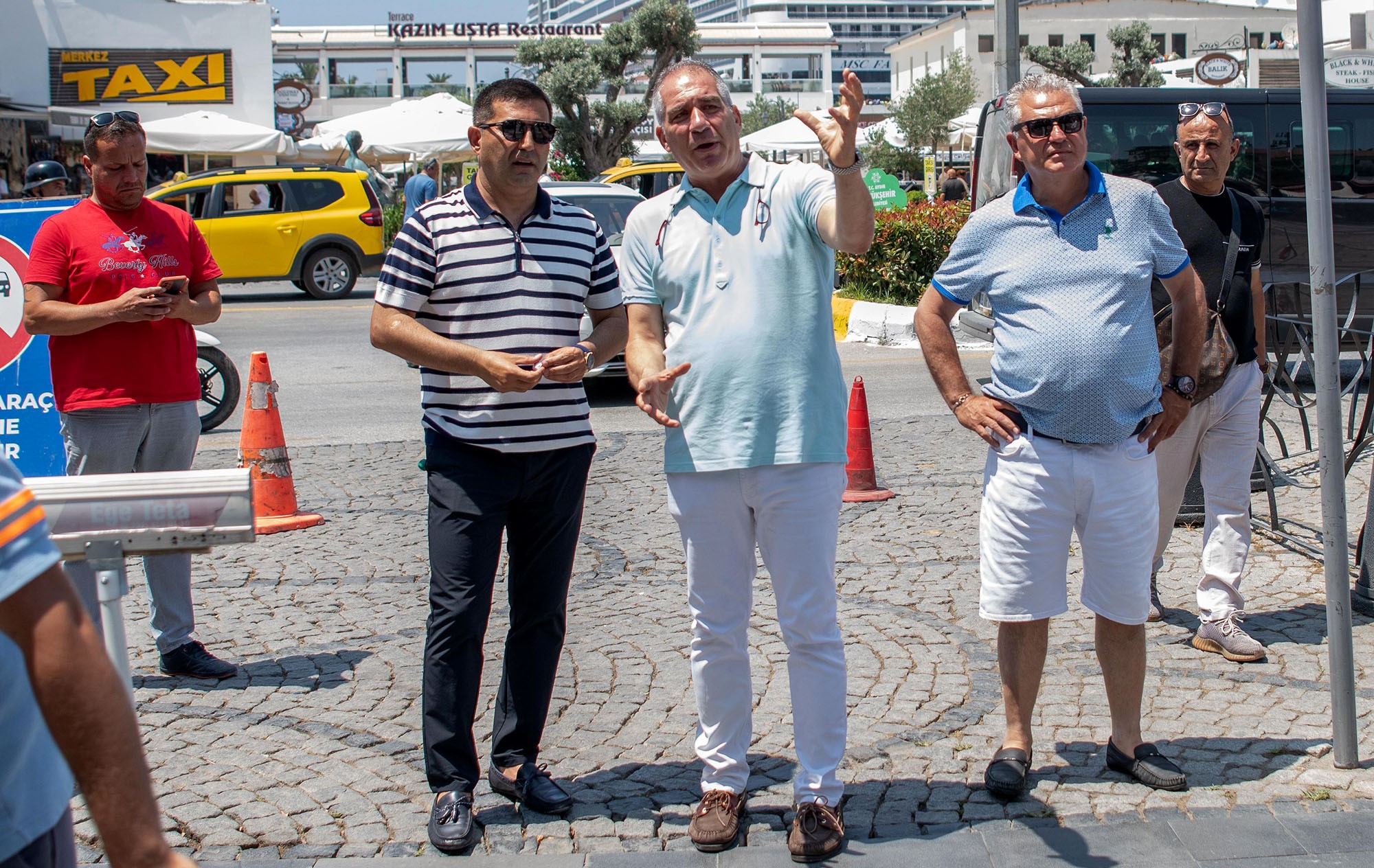 Başkan Ömer Günel turistik çarşı esnafı ile bir araya geldi