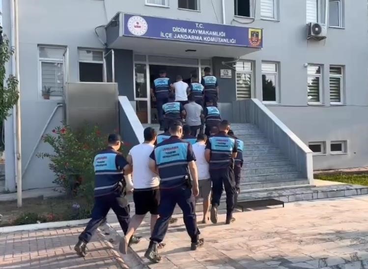 Tur otobüsüne saldıran beş şüpheli tutuklandı