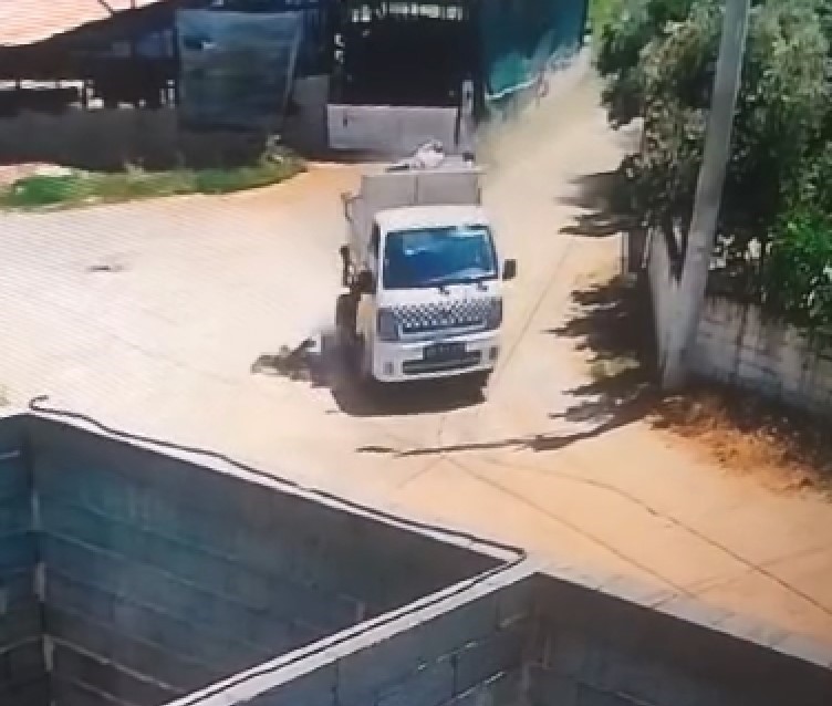 Aydın'da çöp toplama aracından düşen işçi ağır yaralandı