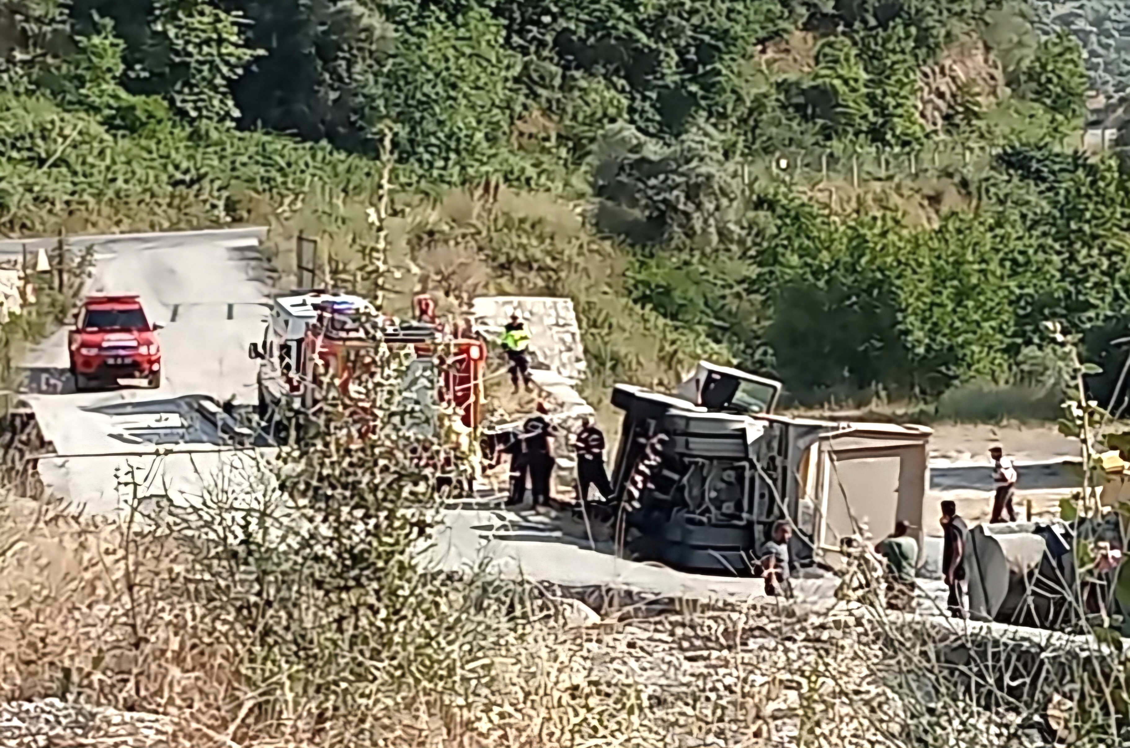 Kum kamyonu devrildi: 1 yaralı