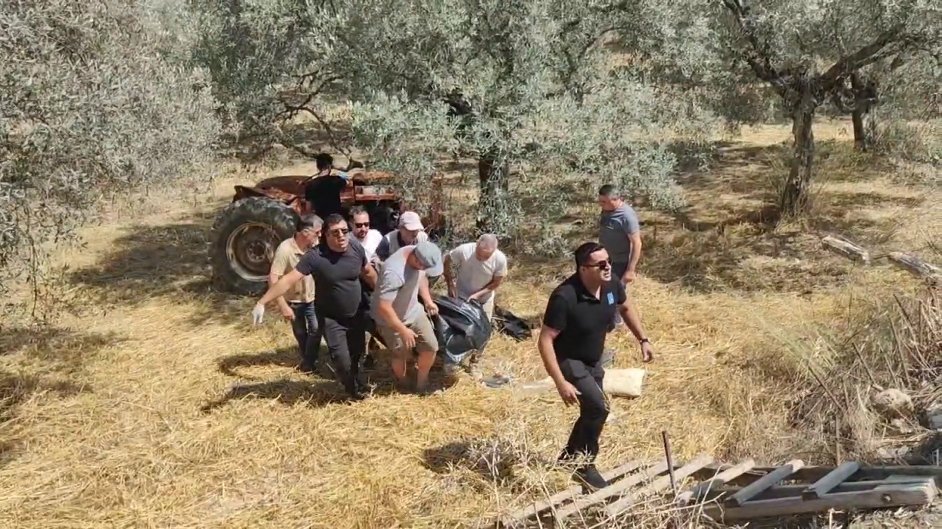 Devrilen traktörün altında kalan sürücü hayatını kaybetti