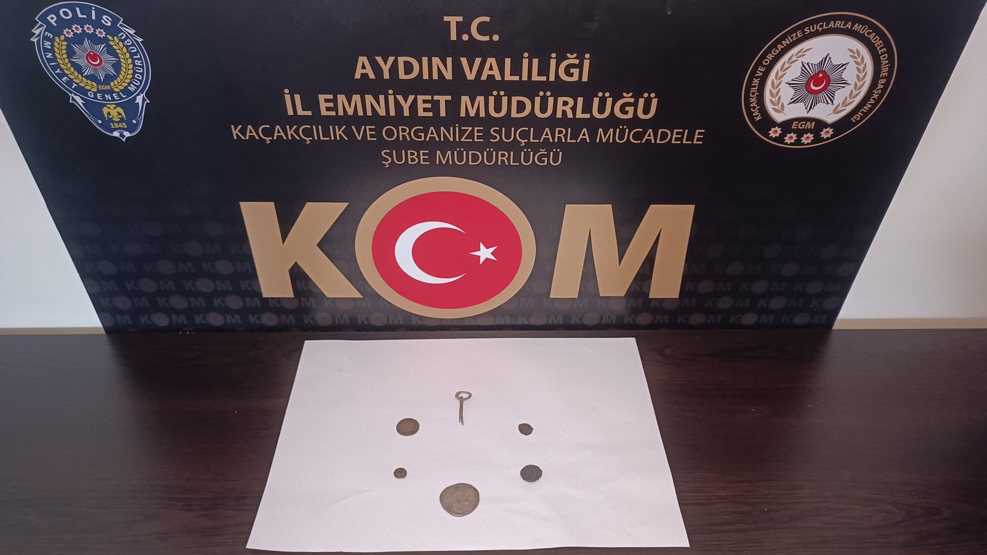 Evde saklanan tarihi paralar ve broş ele geçirildi
