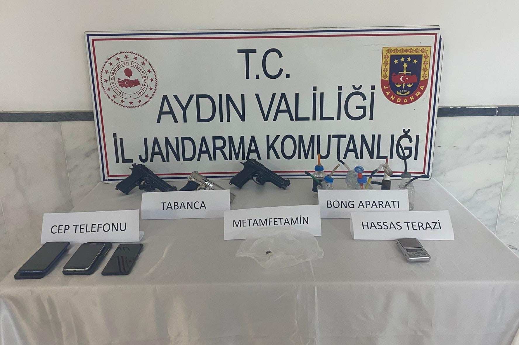 Uyuşturucu baskınında yakalandılar