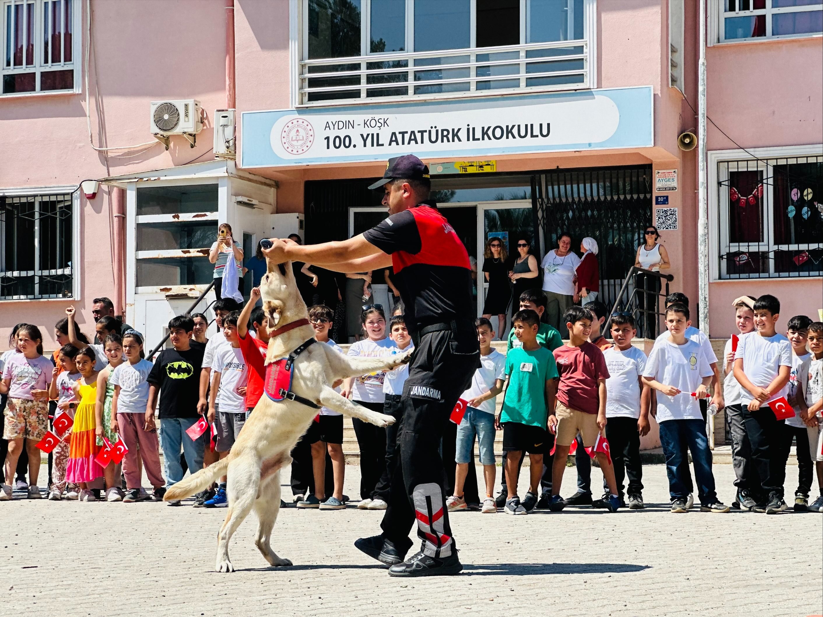 Jandarma sürprizle geldi, çocuklar sevindi