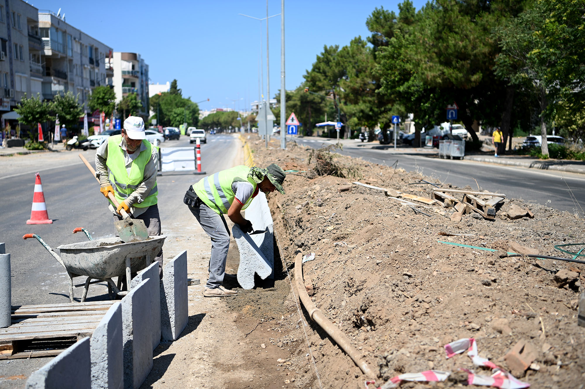 Kuşadası Belediyesi’nden Güzelçamlı’ya çıkarma.. Cadde ve sokaklar köşe bucak temizlendi!