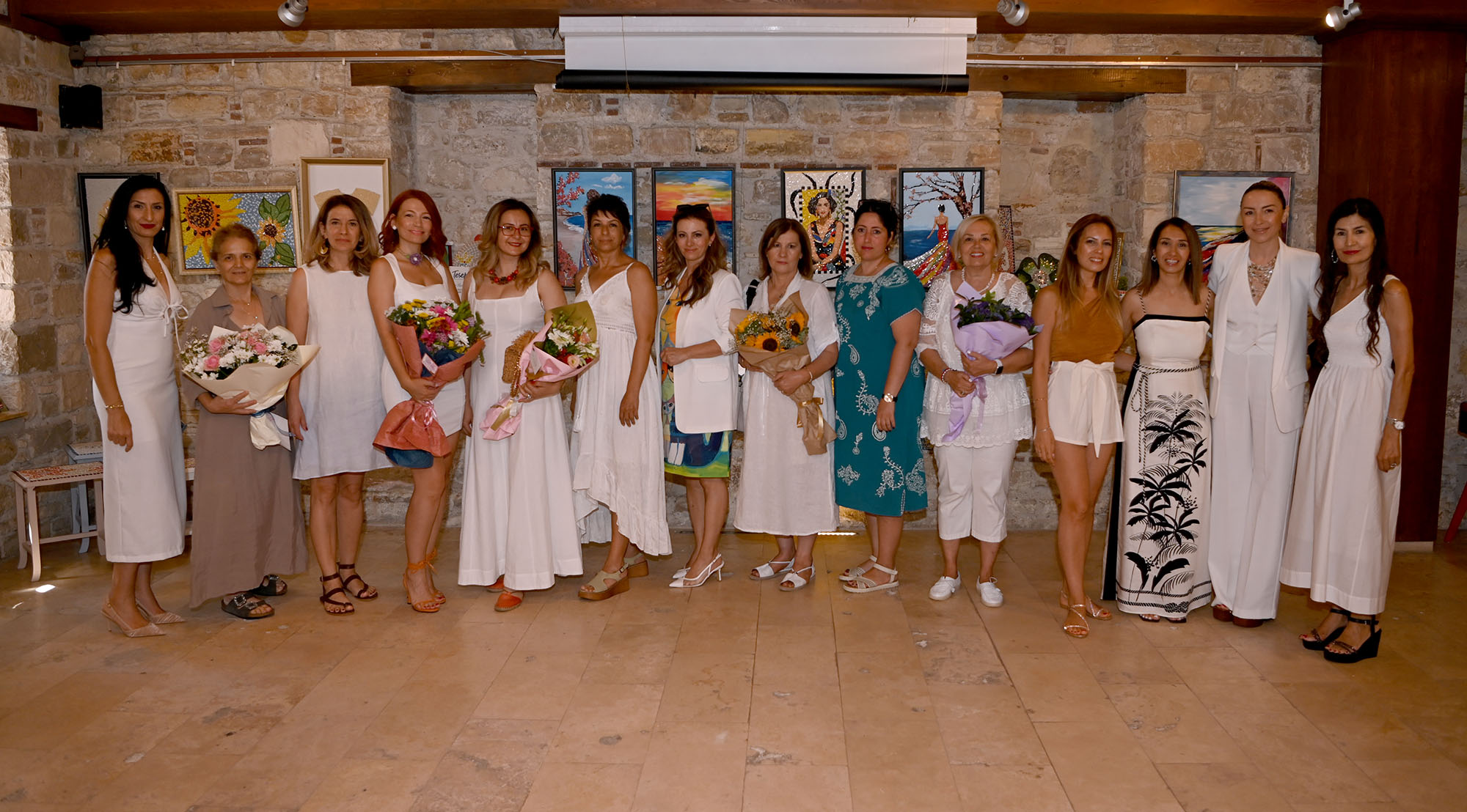 İbramaki Sanat Galerisi’nin duvarlarını mozaik eserler süslemeye başladı