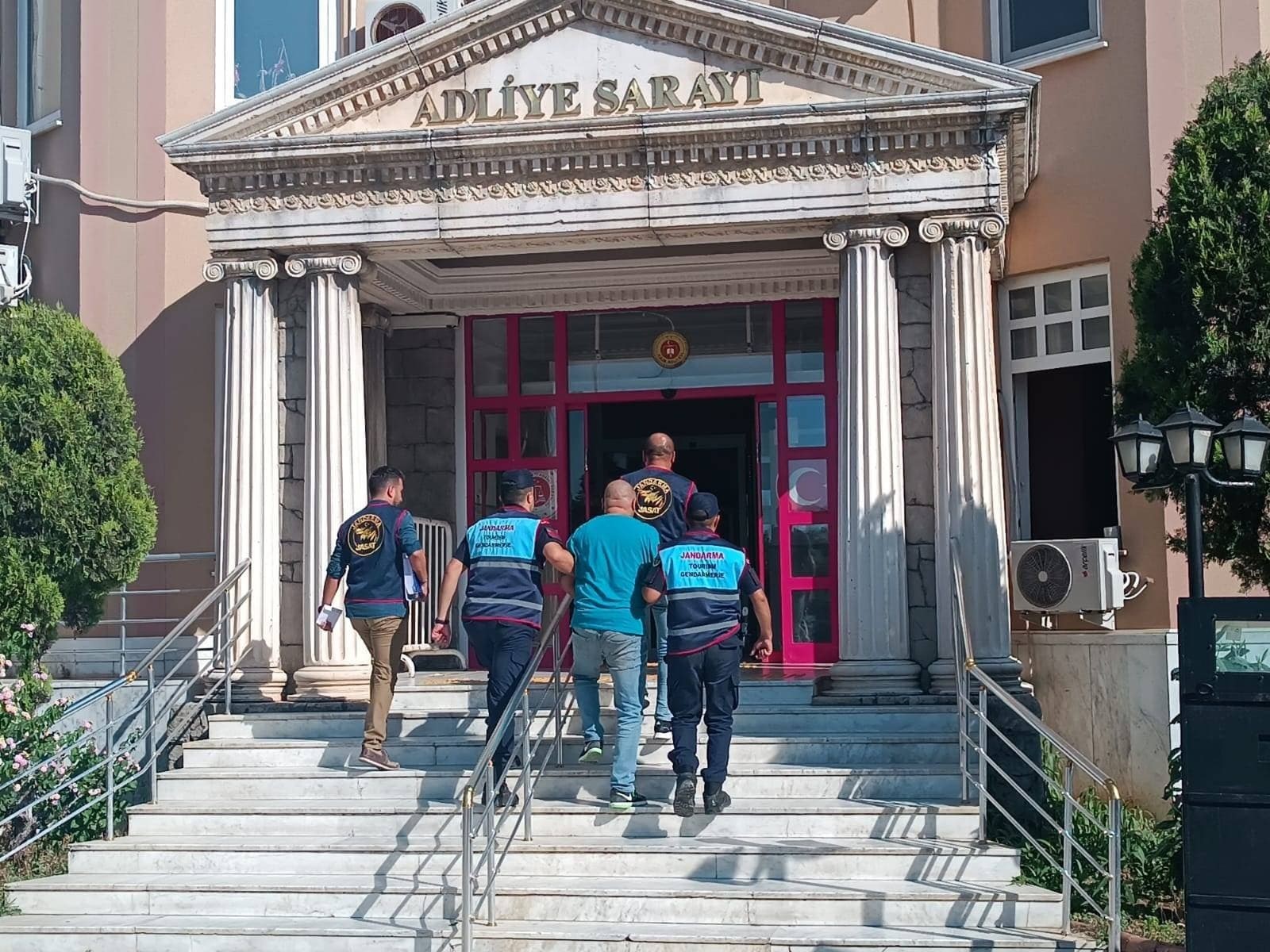 Rüşvet operasyonunda 17 gözaltı