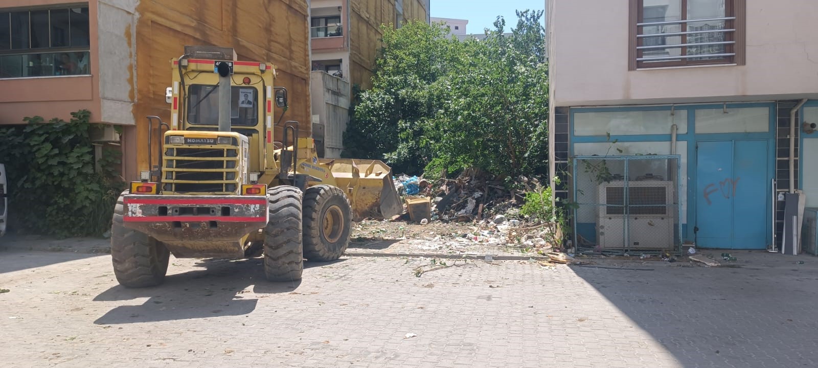 Yalnız yaşayan yaşlı kadının evinden 13 kamyon çöp çıktı