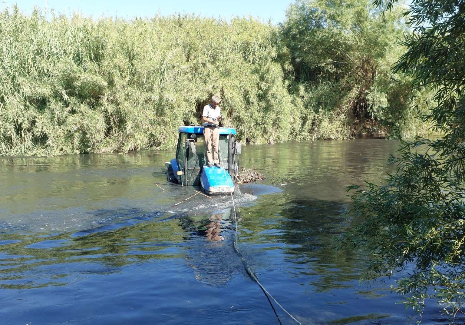 Büyük Menderes'te traktörü ile mahsur kalan çiftçi kurtarıldı