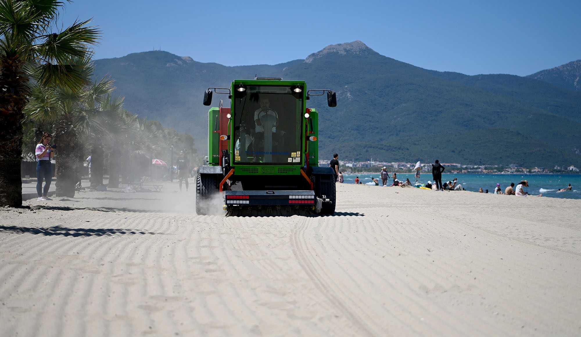 Kuşadası plajlarına son model kum temizleme aracı