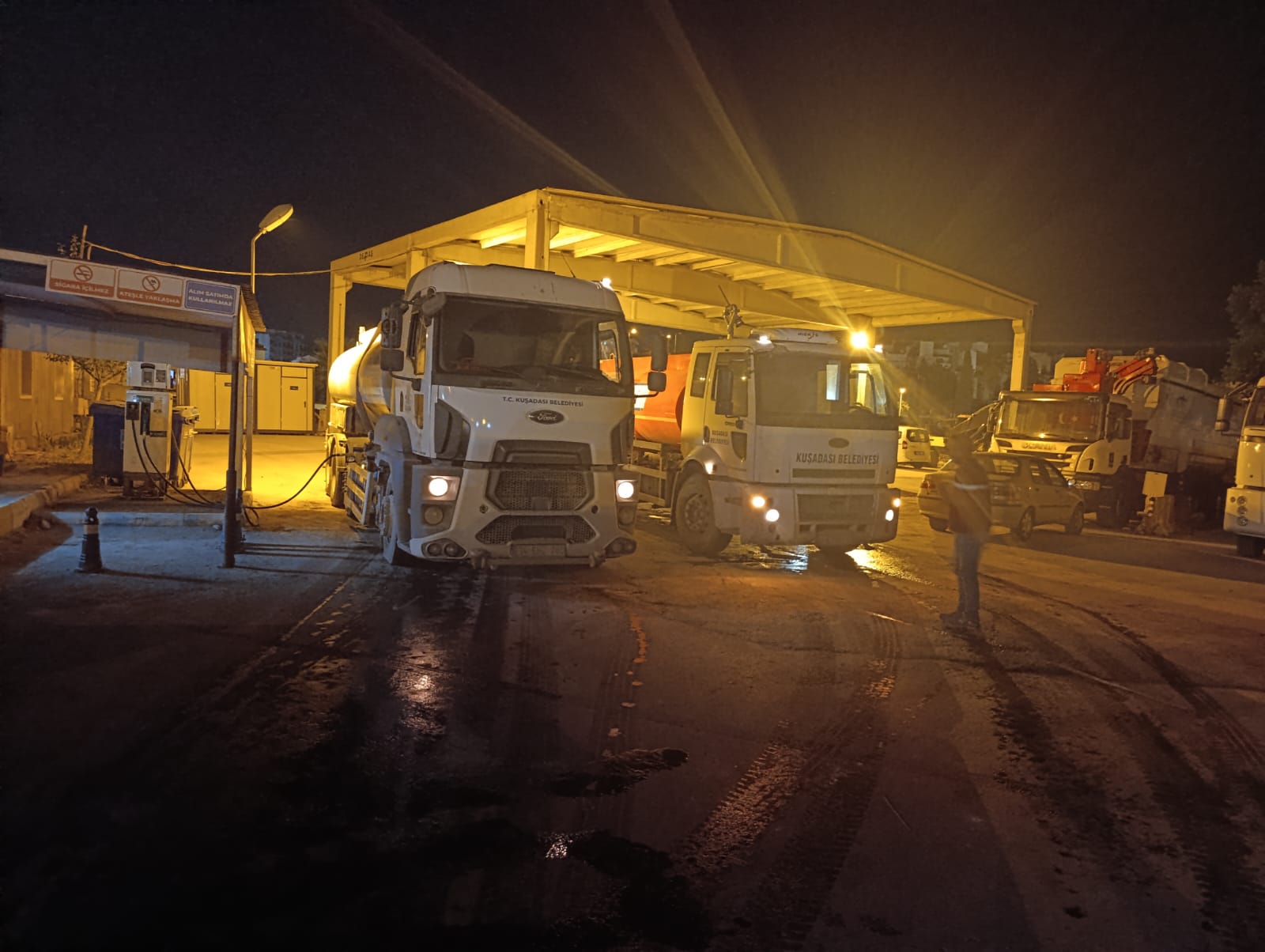 Kuşadası Belediyesi’nden Seferihisar’daki yangınla mücadeleye gece desteği