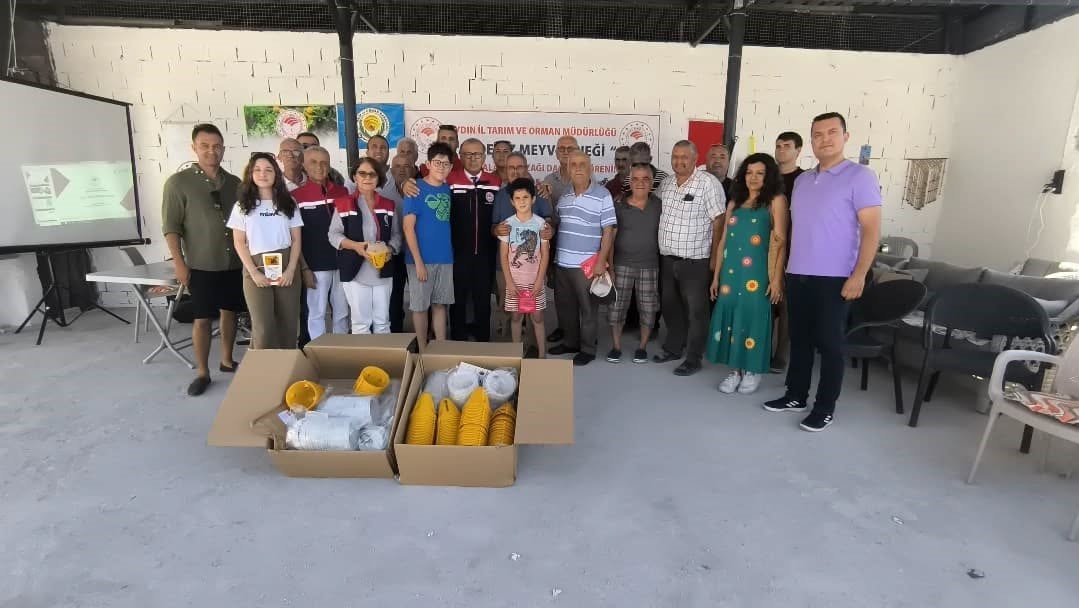 Aydın'da üreticilere 12 bin Akdeniz meyve sineği tuzağı teslim edildi