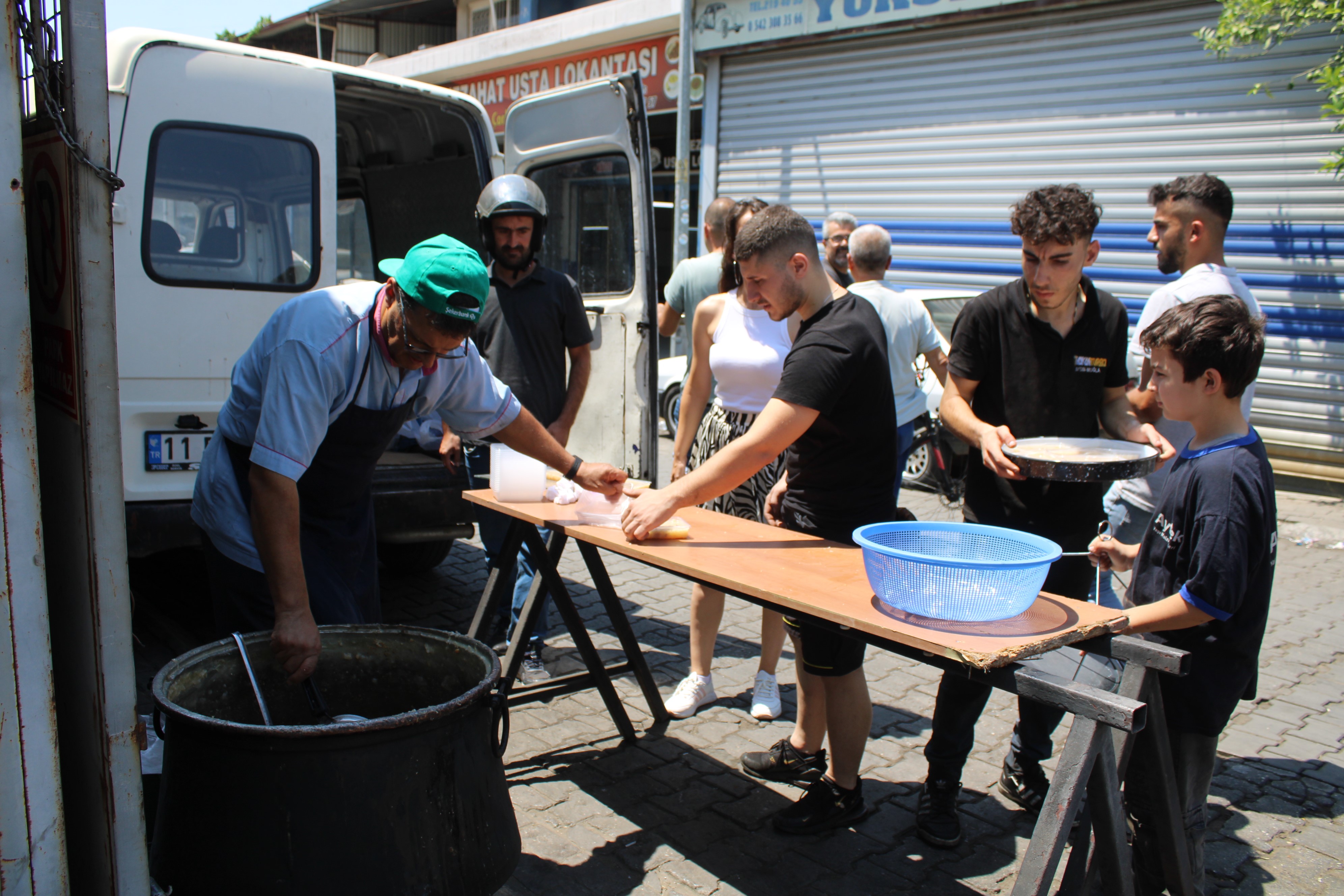 Sanayi esnafı aşure geleneğini devam ettirdi