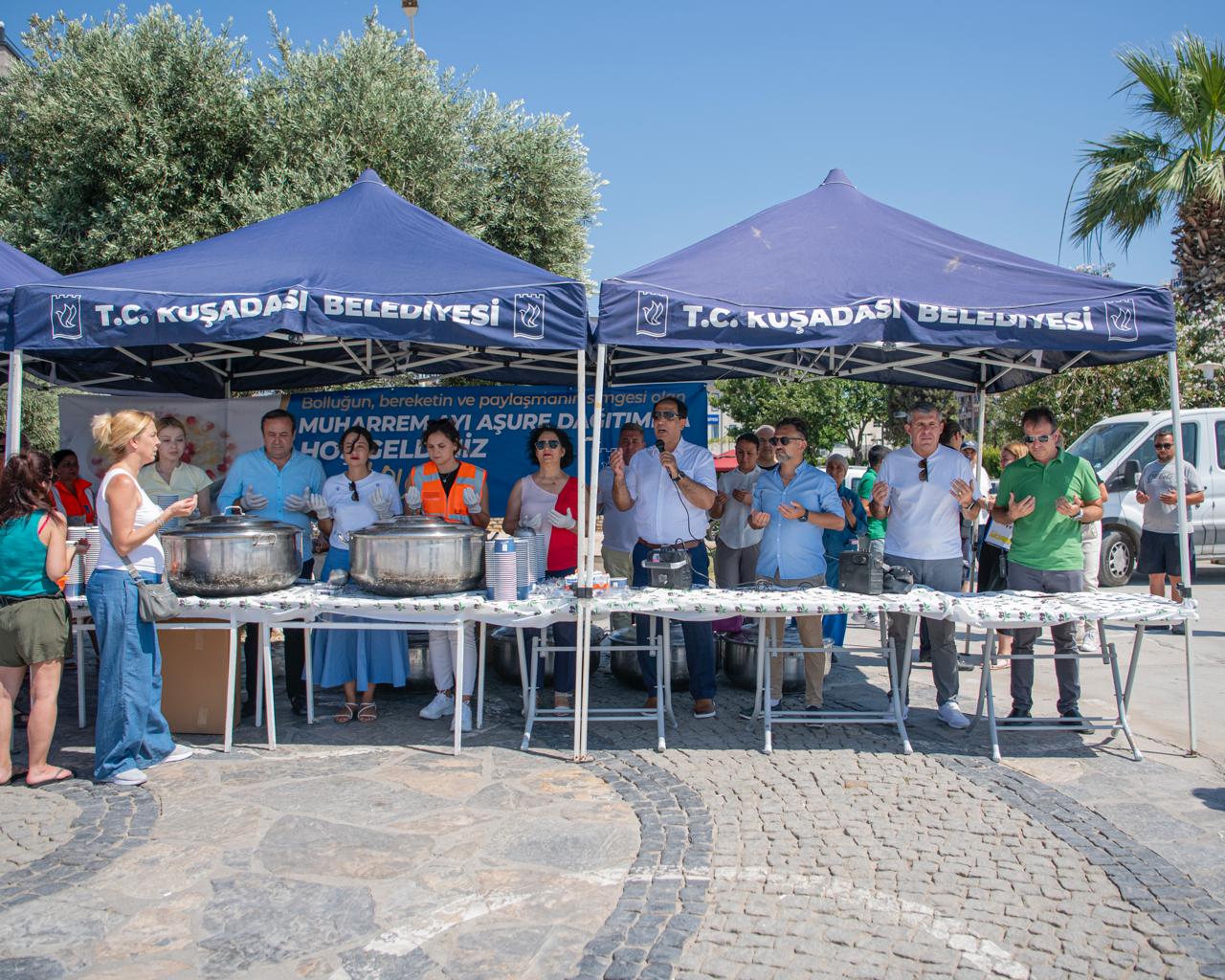 Kuşadası Belediyesi aşure bereketini 6 bin kişi ile paylaştı