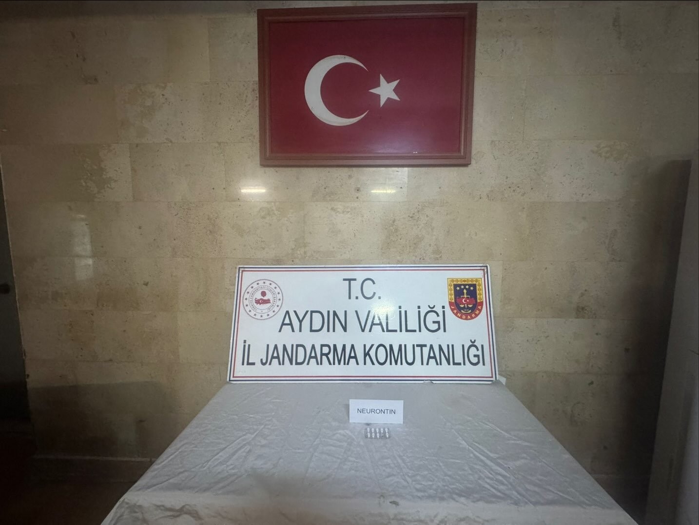Üzerindeki uyuşturucularla yakalandı, jandarmadan kaçamadı