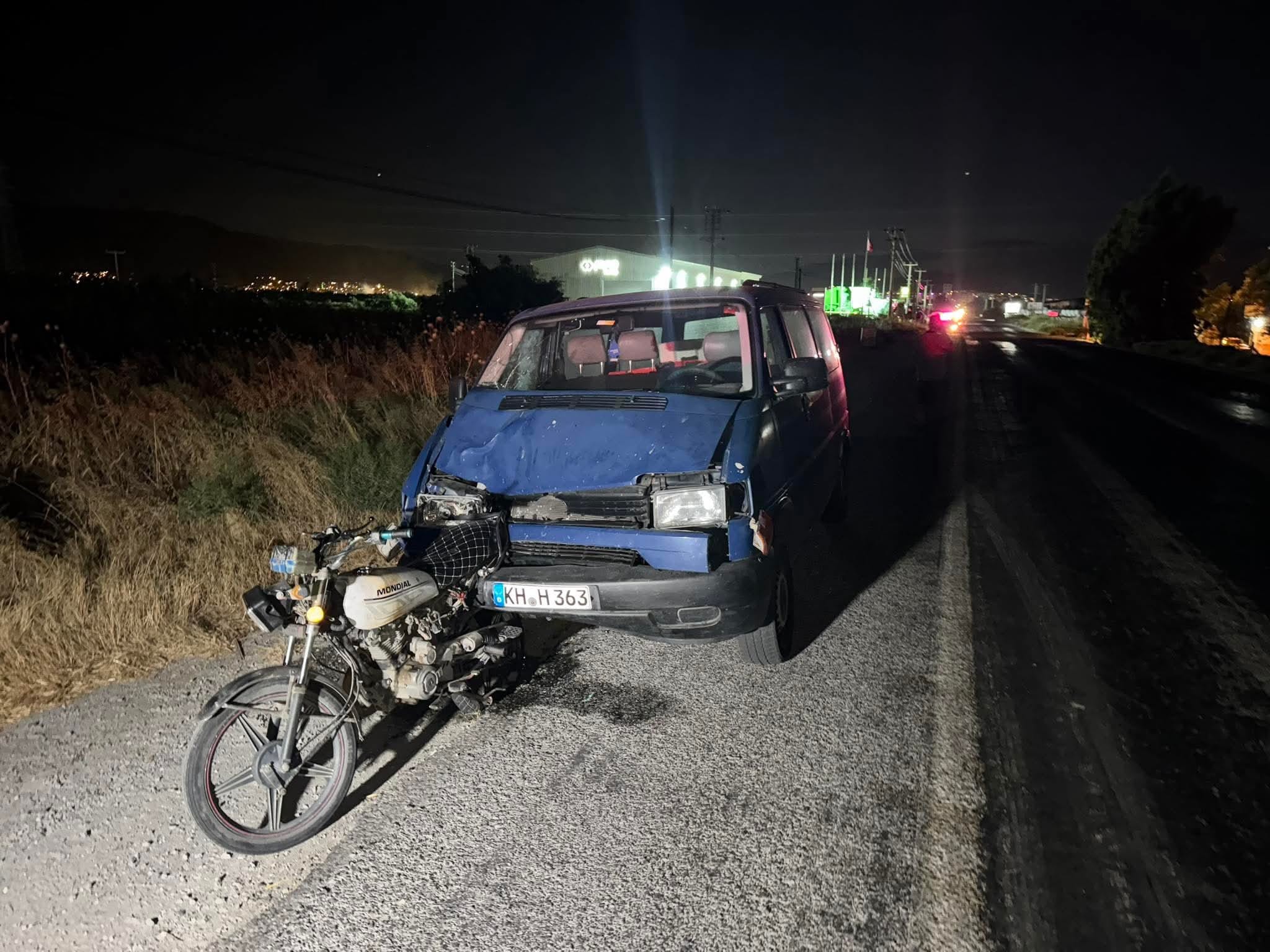 Minibüs motosiklete çarptı: 3 yaralı