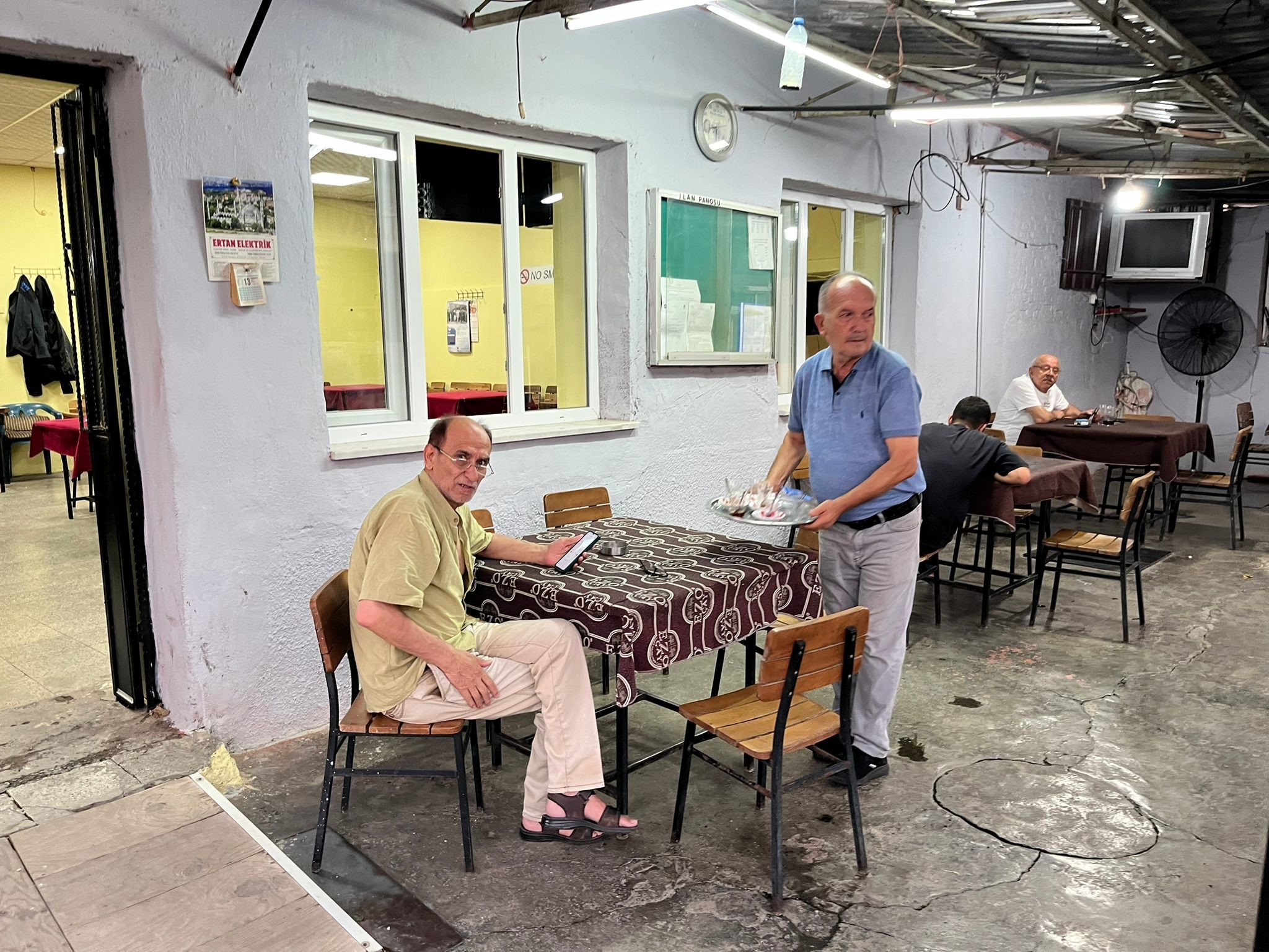 Kahvehane sahiplerinin rekabeti müşteriye yaradı