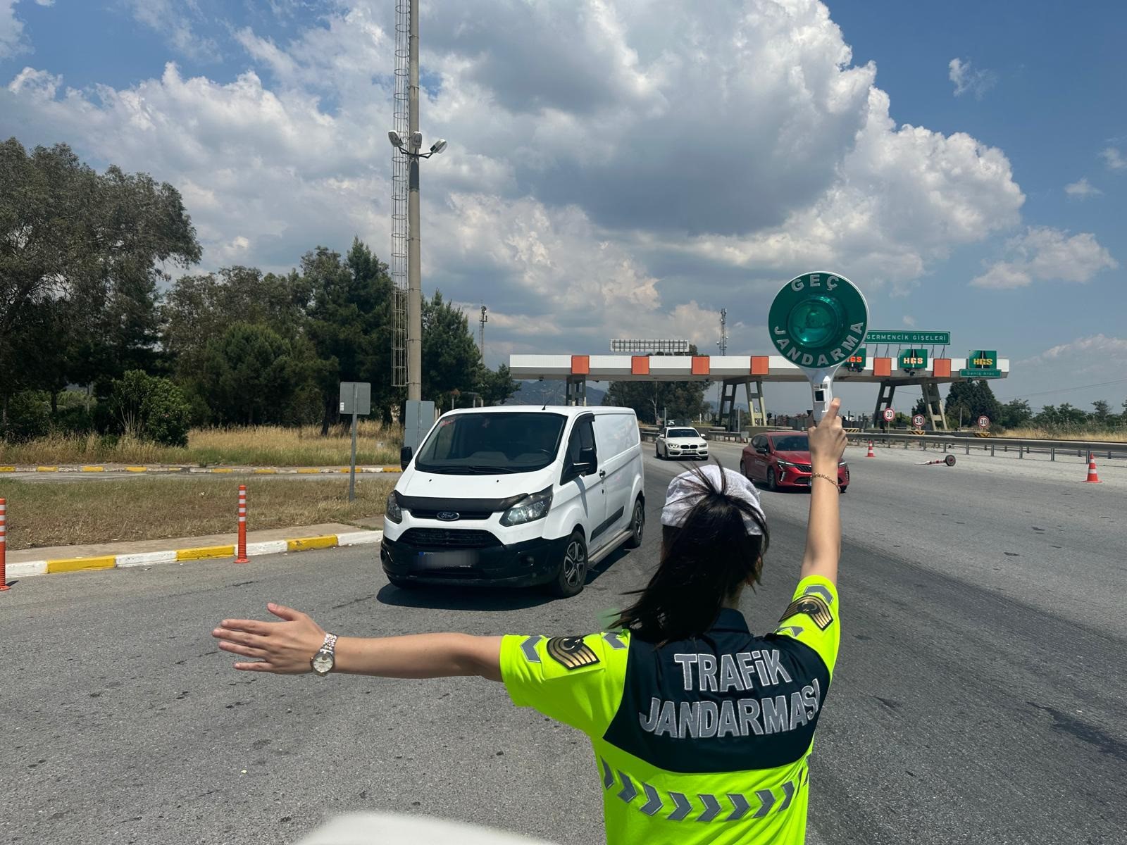 Otobanda yaya olarak kaçmaya çalışan düzensiz göçmen yakalandı