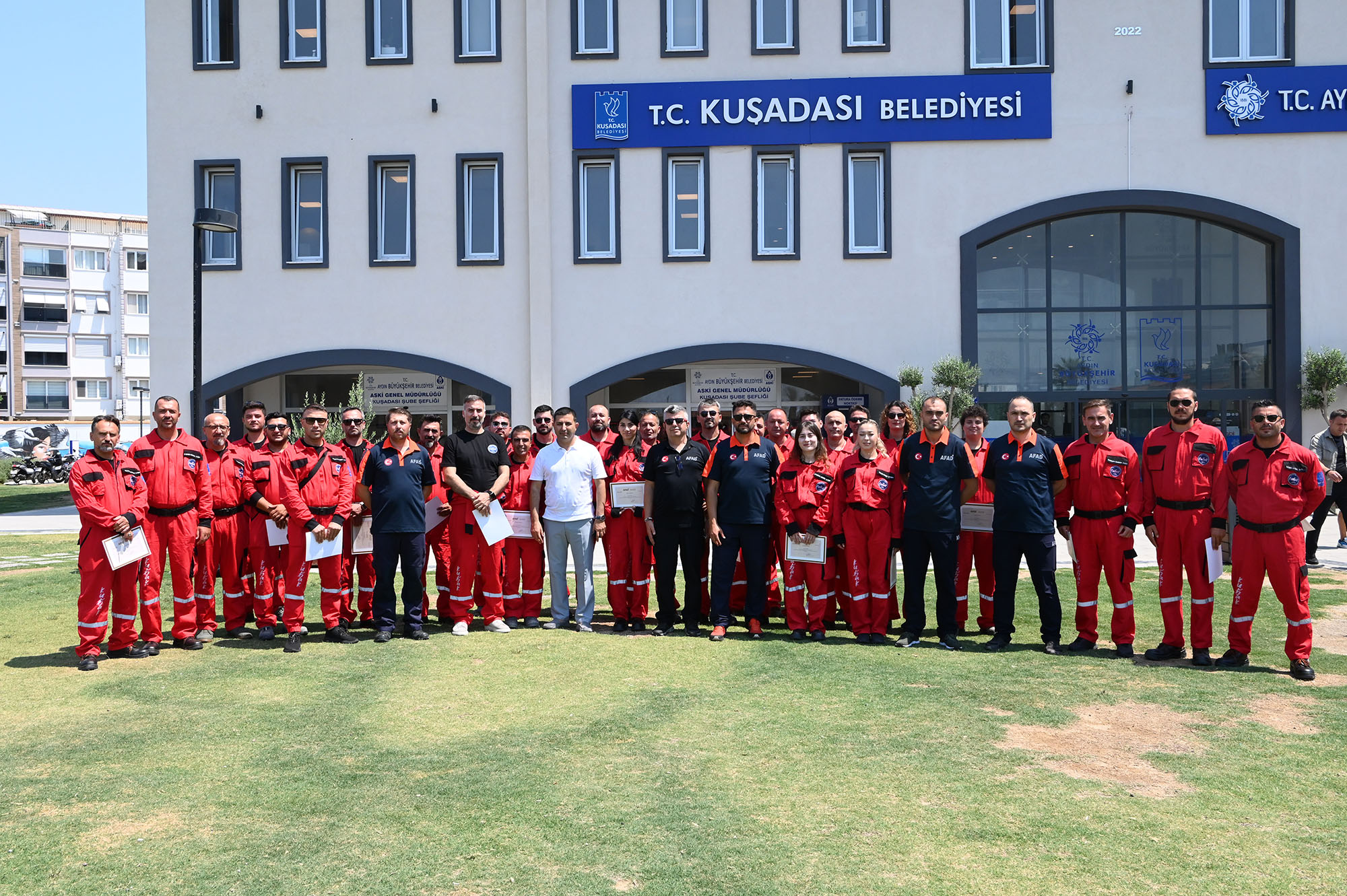Kuşadası Belediyesi Arama Kurtarma Ekibi eğitim sertifikasını Başkan Ömer Günel’in elinden aldı