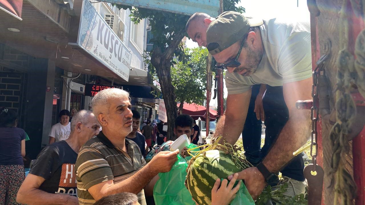 Aydın'da karpuz hayrına vatandaşlar yoğun ilgi gösterdi
