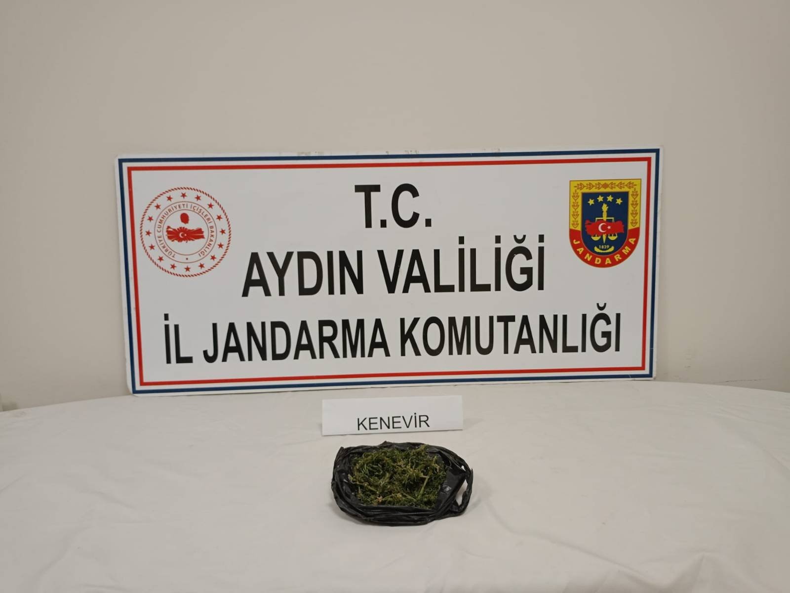 Aydın'da yol kenarına atılan poşetten uyuşturucu çıktı