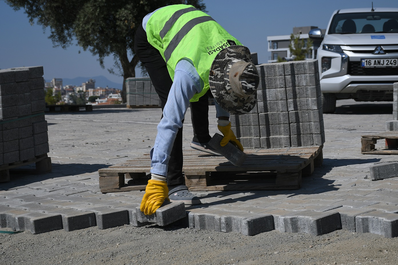 Kuşadası Belediyesi’nden Kadınlar Denizi Mahallesi’nde yol yenileme çalışması