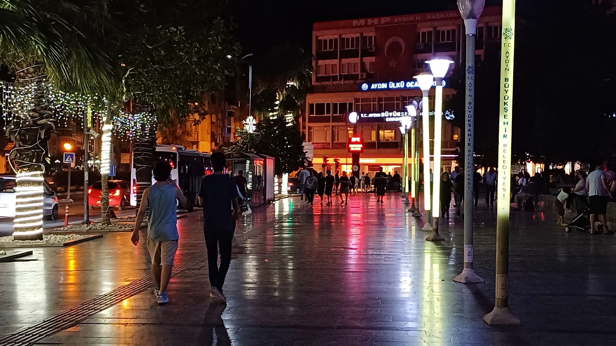 Akşam termometre 35'i gösterdi Aydınlılar serinlemek için meydana akın etti