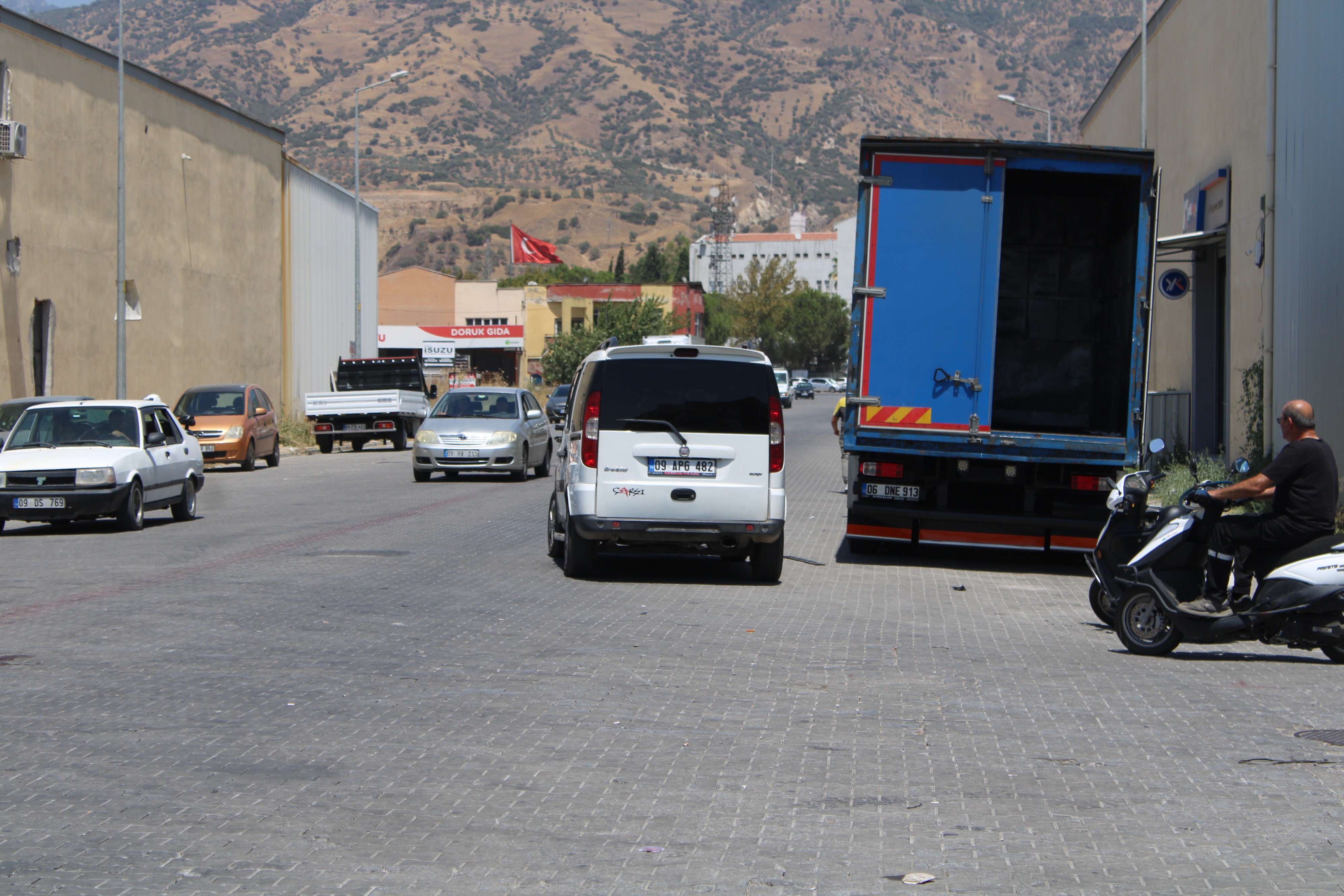 Ticari araçla çarpışan motosikletteki yolcu ve sürücü ağır yaralandı