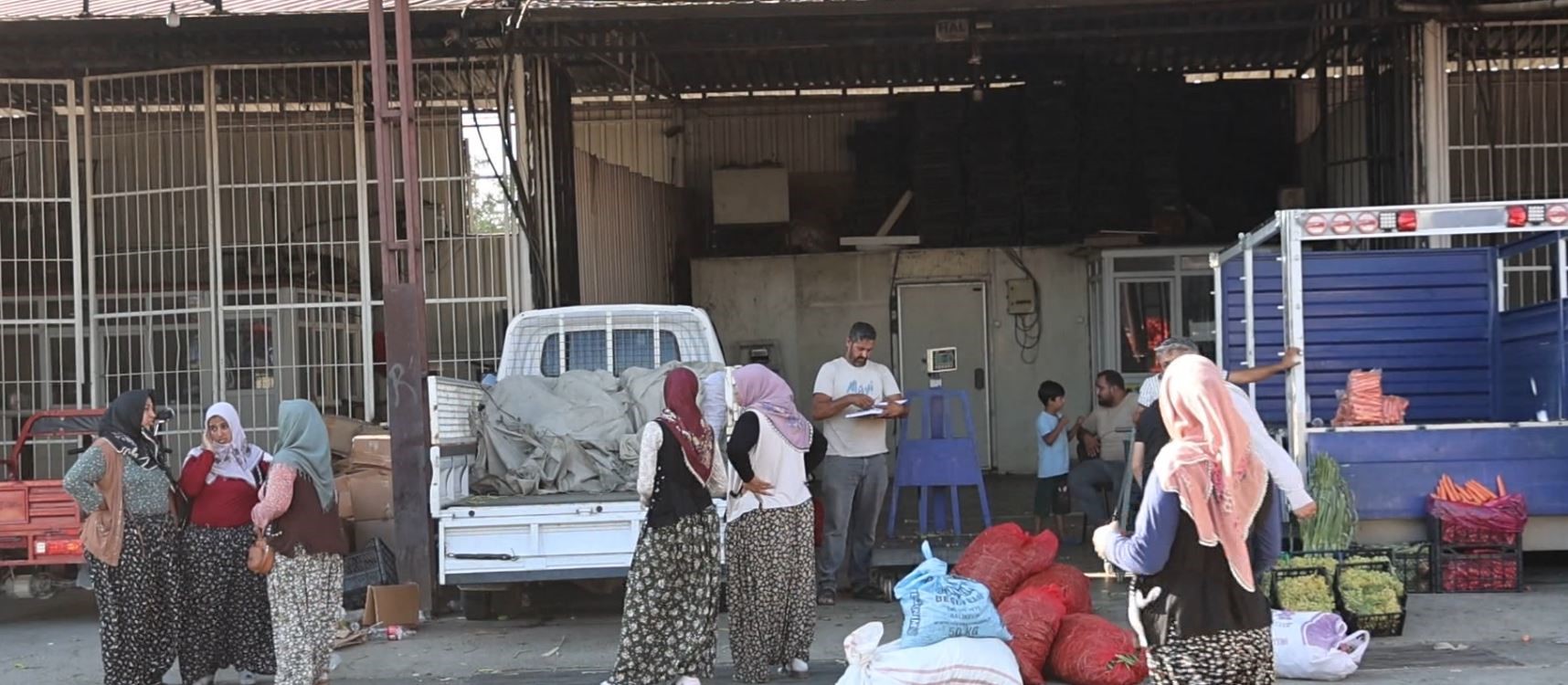 Burada eli ayağı tutan herkes çalışıyor