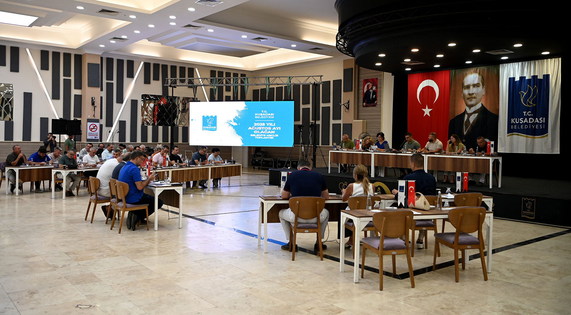 Kuşadası Belediye Meclisi Türkiye Şampiyonu olan takımı ağırladı