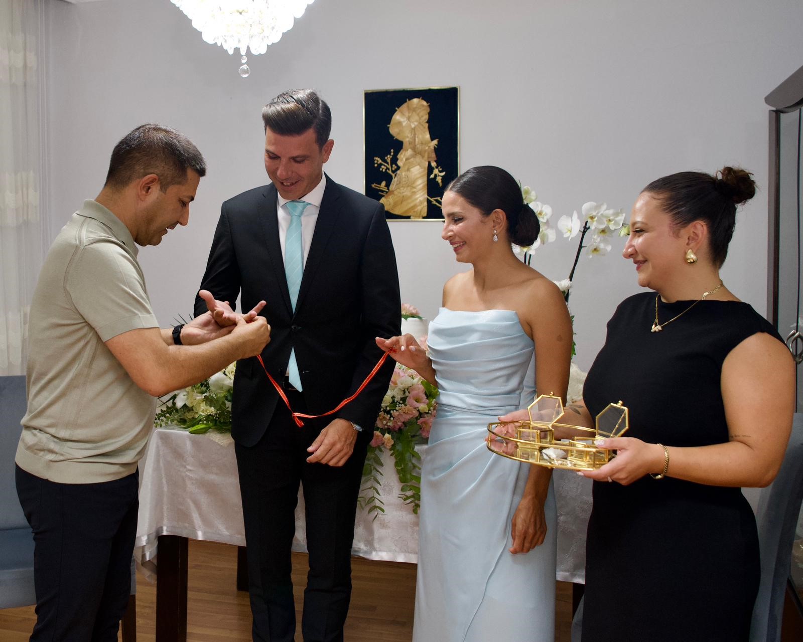 Nişan yüzüklerini Başkan Günel taktı