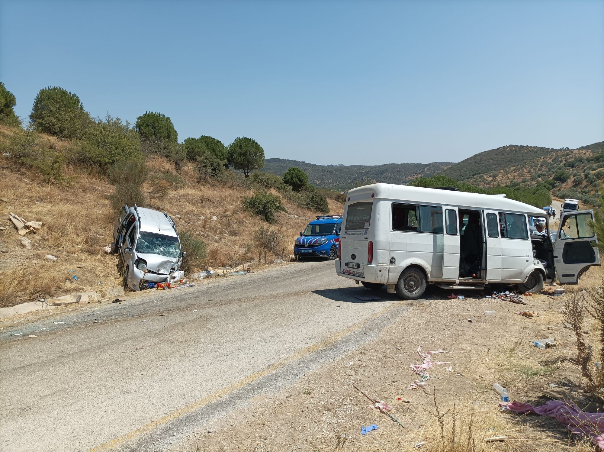İncir işçilerini taşıyan minibüs ticari araç ile çarpıştı: 3'ü ağır 8 yaralı