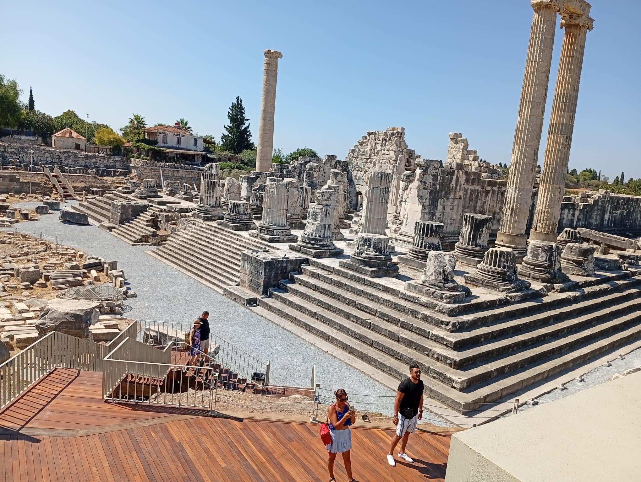 Dünyanın ilk kehanet merkezi Apollon Tapınağı gece müzeciliğine açıldı