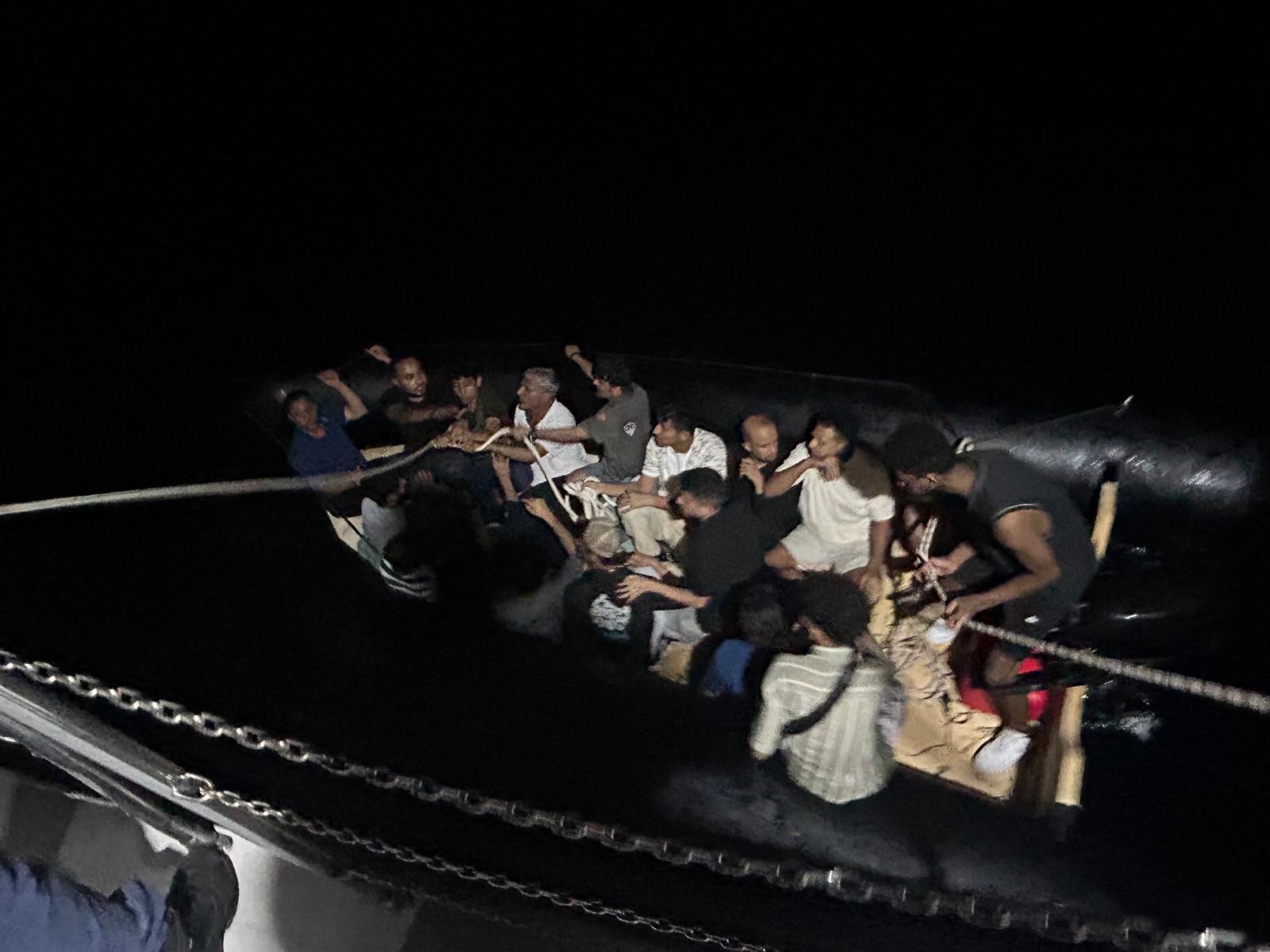 Kuşadası açıklarında 18 düzensiz göçmen yakalandı