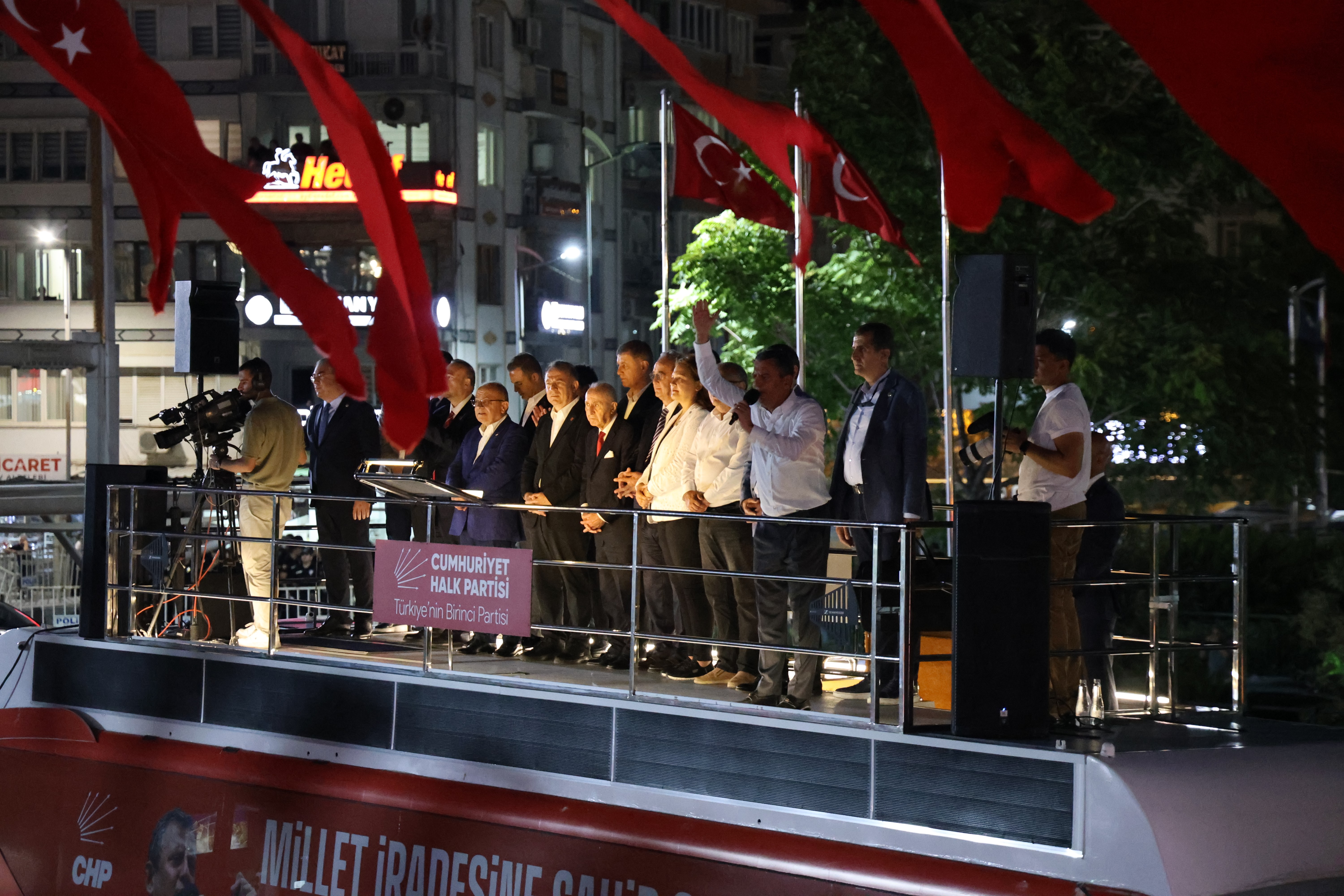 Aydın’da tarihi CHP mitingi: Meydan doldu, taştı